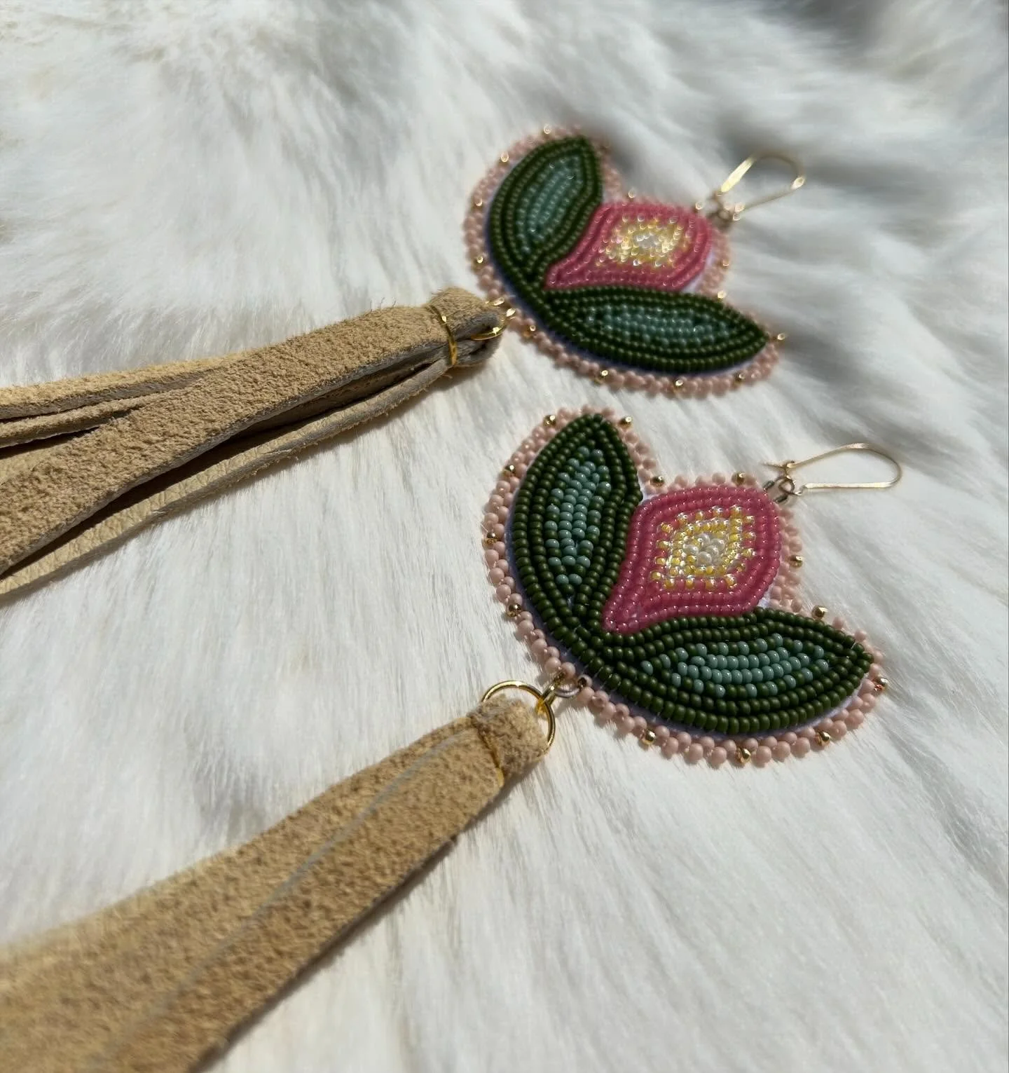Just finished these pretty tulips 😍😍 
Available for $150 CAD + $10 shipping (Canada or the US!) 
DM me or check out my Etsy, link in bio!

* SOLD! *

#indigenous #indigenousbeadwork #beadwork #beadedearrings #floralearrings #metis #metisbeadwork #t