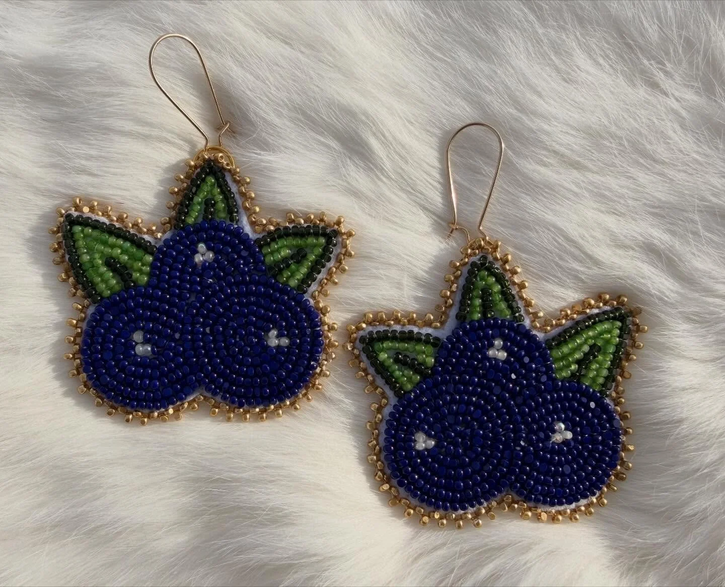 I have this blueberry set up for grabs!! Made with SHEEN 11/0 charlotte cuts. Backed with cream colored leatherette. Finished with gold fingernail hooks. I am obsessed with how this set came out 😍 the way these sparkle in the sun is so beautiful!! P