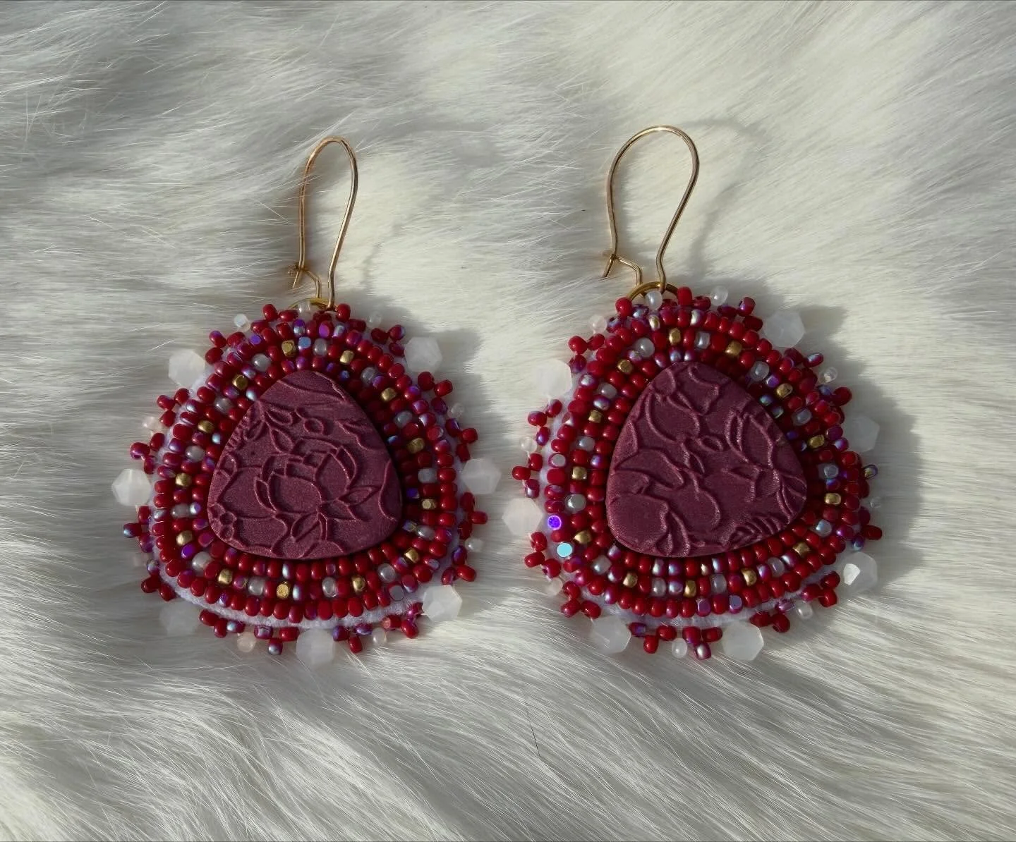 This set is perfect for the holiday season!😍
Made with clay cabs from @glitterwormyyc_cabs and beaded with sheen charlotte cuts! 
Backed with cream leatherette and finished with kidney hooks. 
This set is available for $75 CAD + shipping!

#indigeno