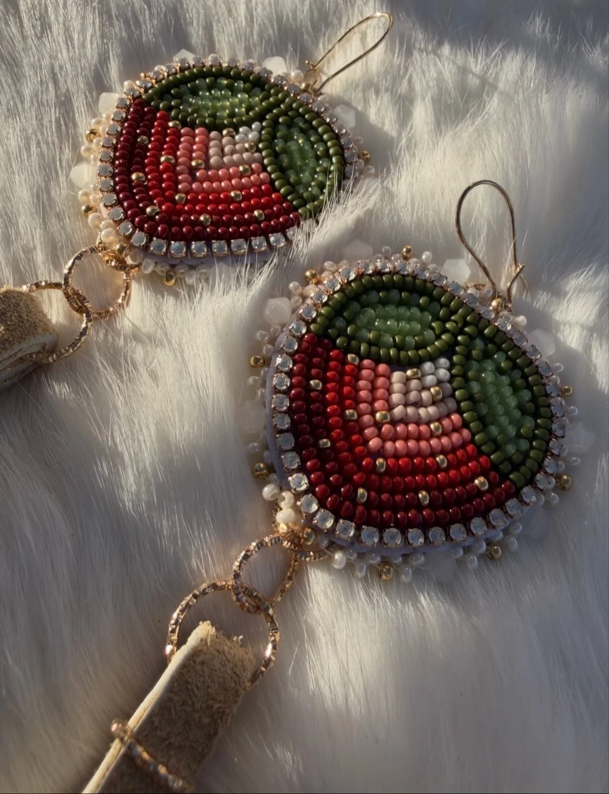 I finished up these strawberries late last night 😍
These might be one of my favorite sets I&rsquo;ve made so far!! 
These are backed with a light colored moose hide and finished with these gorgeous moose hide fringe tassels and gold kidney hooks. Th