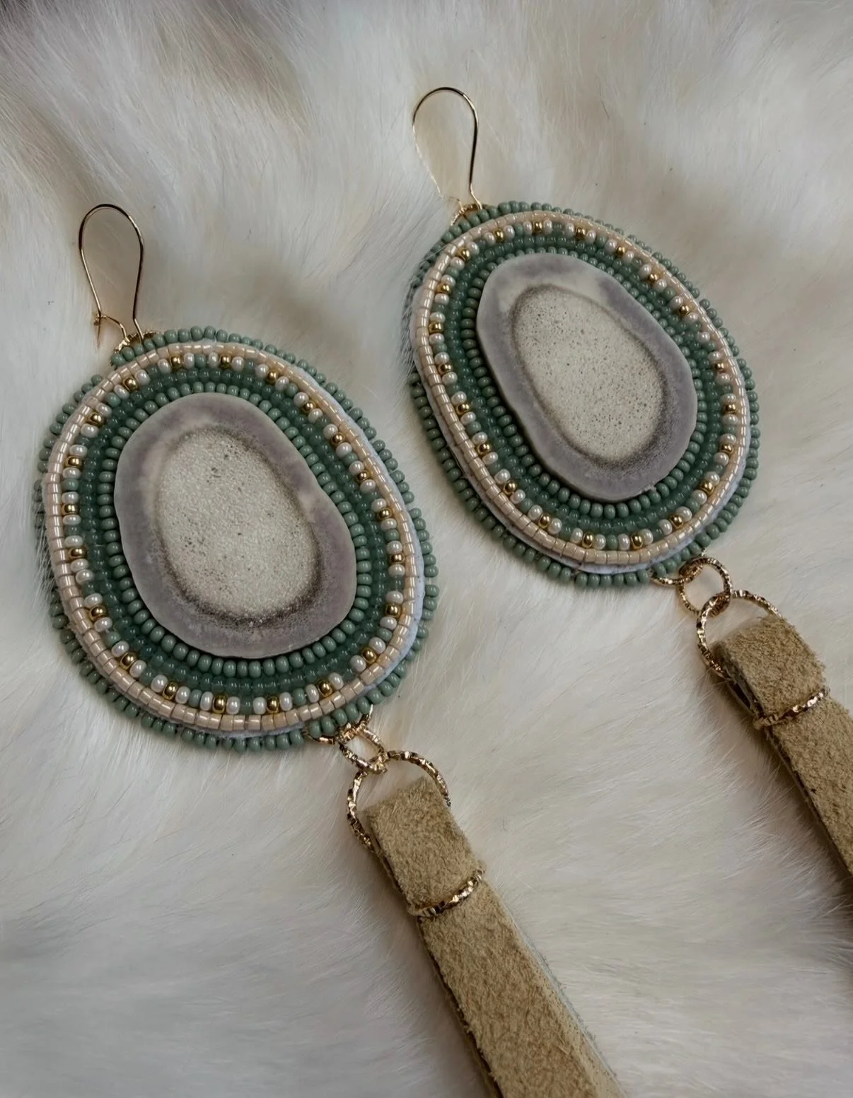 I looove the color combo on this set 😍😍
Made with elk antler cabs! Backed with moose hide, finished with moose hide fringes and gold kidney hooks. 
These are some big earrings!! 
$150 CAD + shipping ❤️
Available on my website! 
Beadedbyaw.ca

#indi