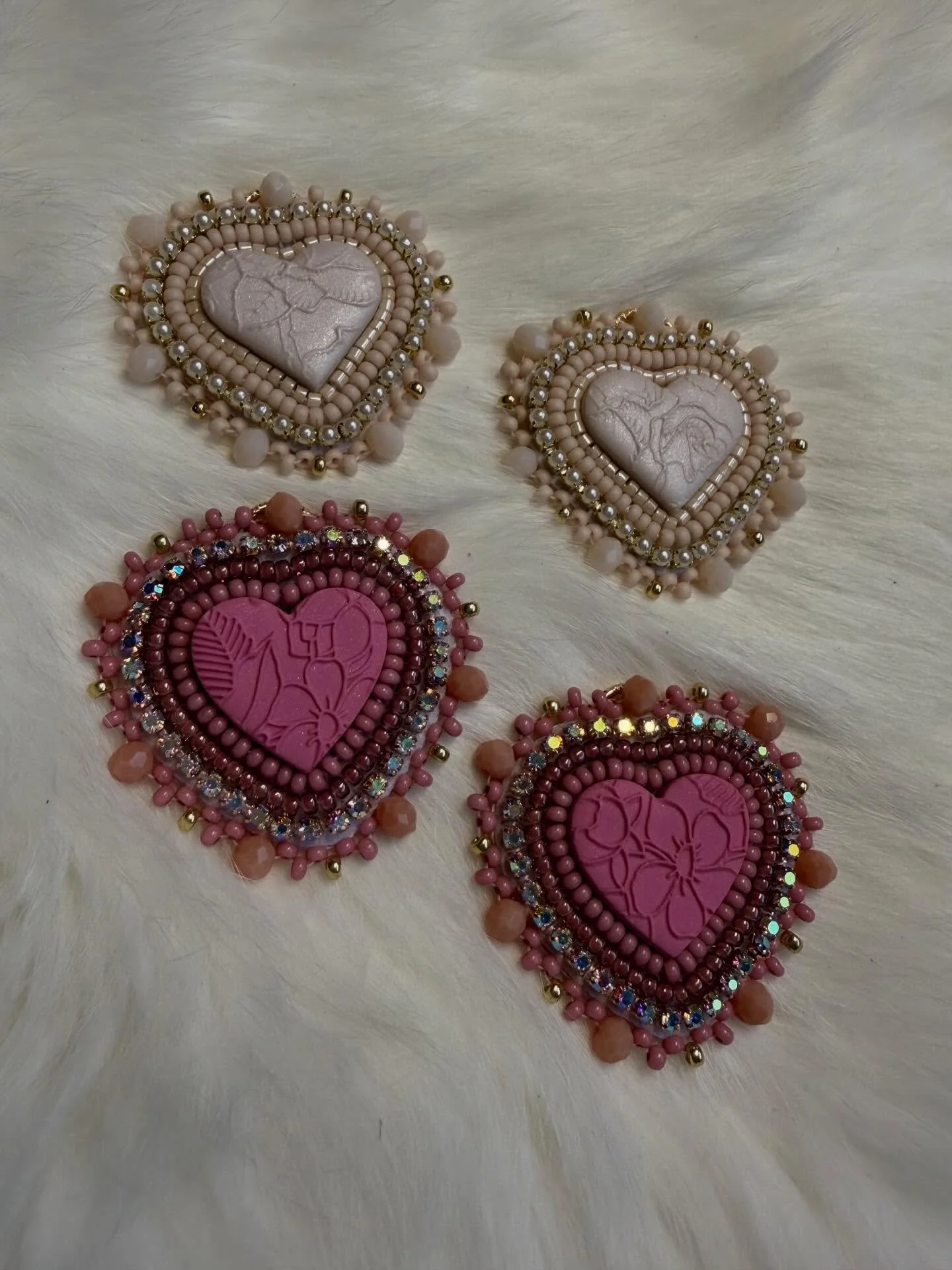 Some fun little valentines hearts!❤️😍

#beadwork #beadedearrings #beading #indigenous #indigenousbeadwork