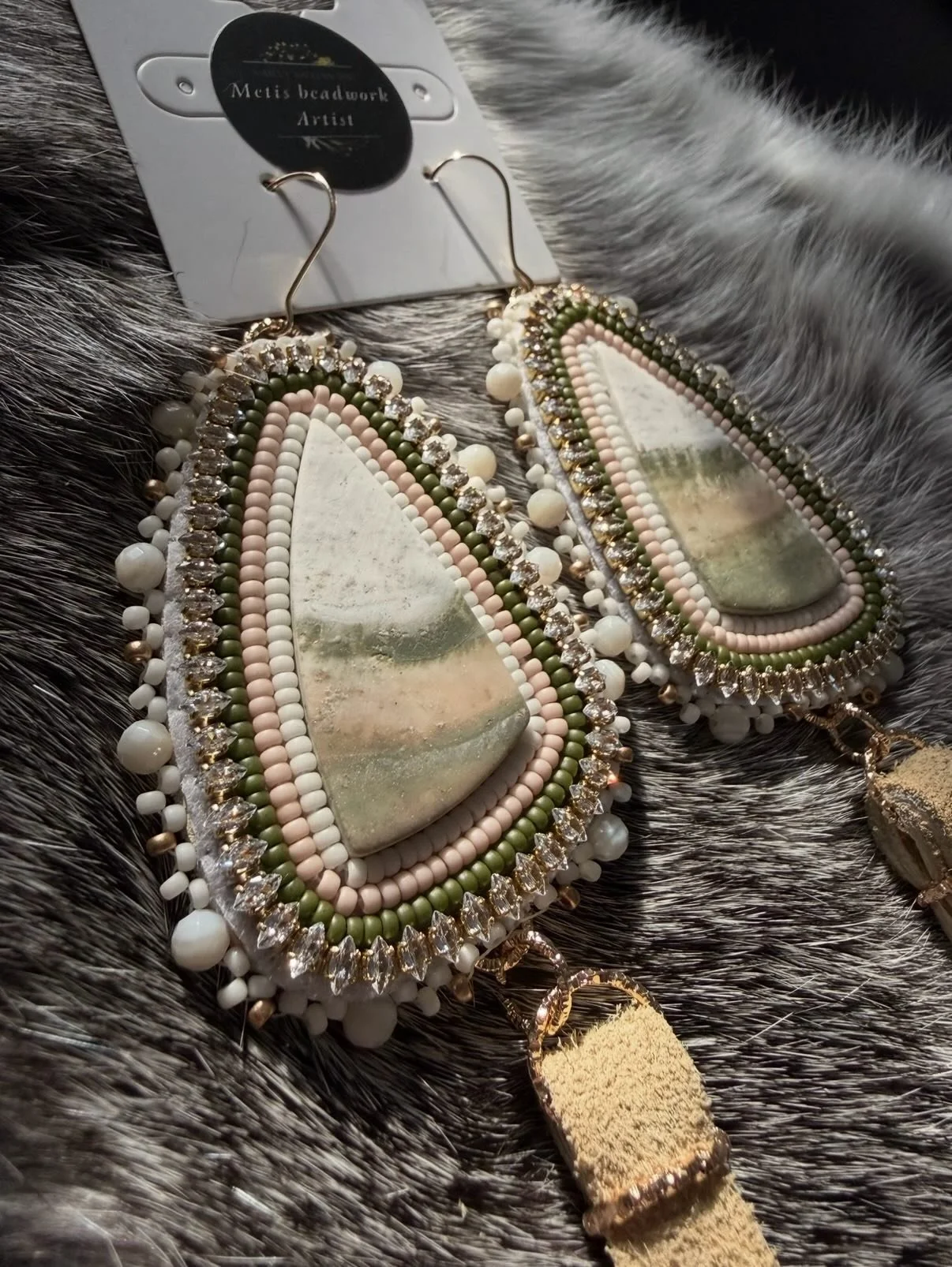 Obsessssssed with how these beauties turned out😍

#indigenous #beadwork #metis #beadedearrings #metisbeadwork