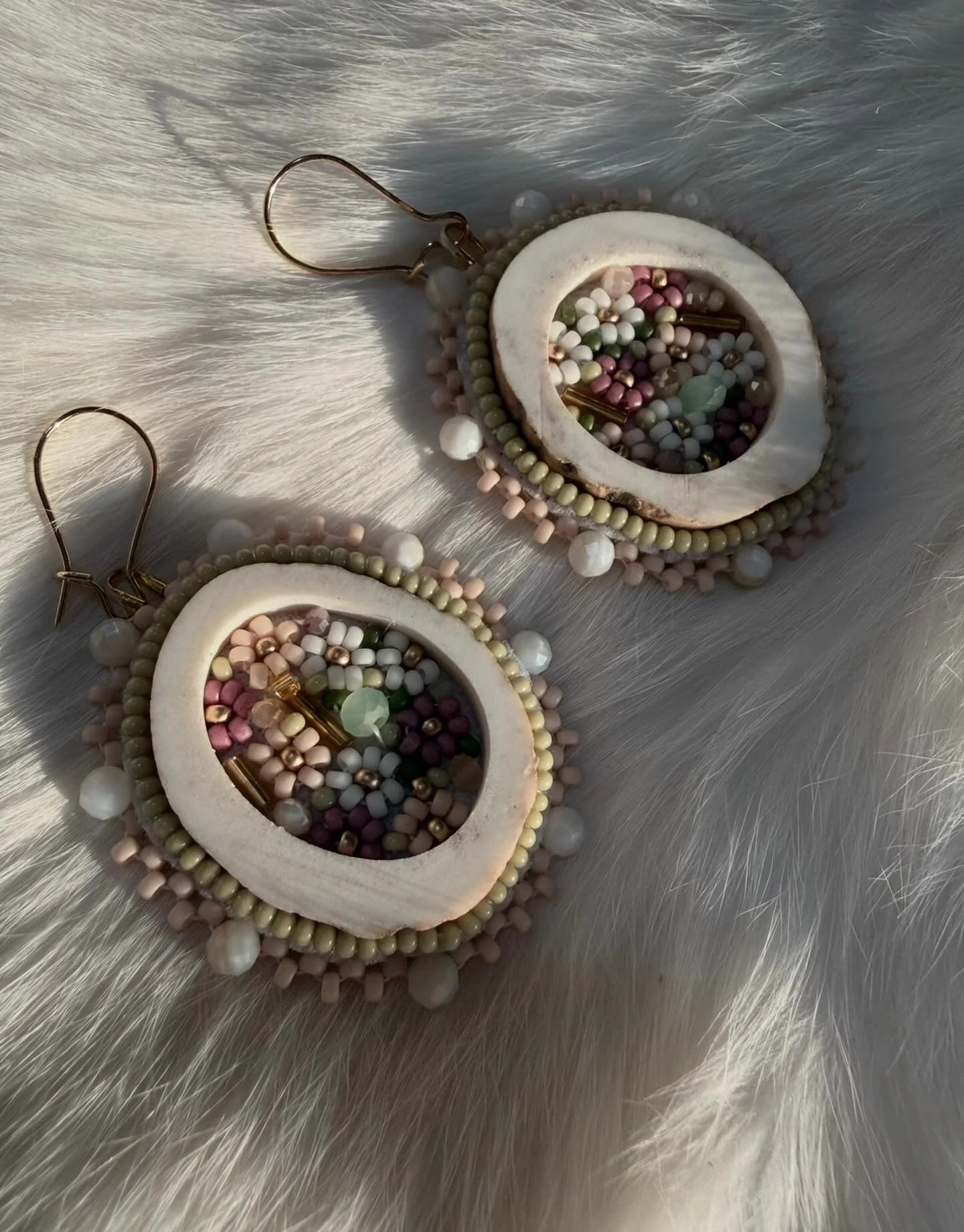 Some floral cuties made with hollowed out antler! 🌺 
I love how these turned out. 

#indigenous #beadwork #beadedearrings #metis #metisbeadwork