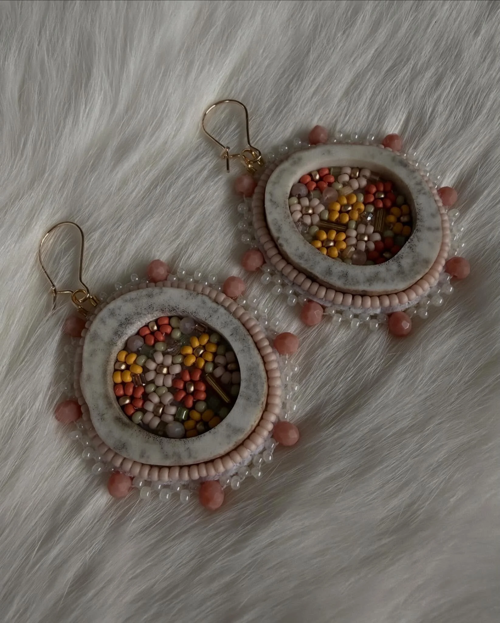 These hollow antler florals have been one of my favorite things to make lately! 🌺 

#indigenous #indigenousbeadwork #metis #metisbeadwork #beadedearrings