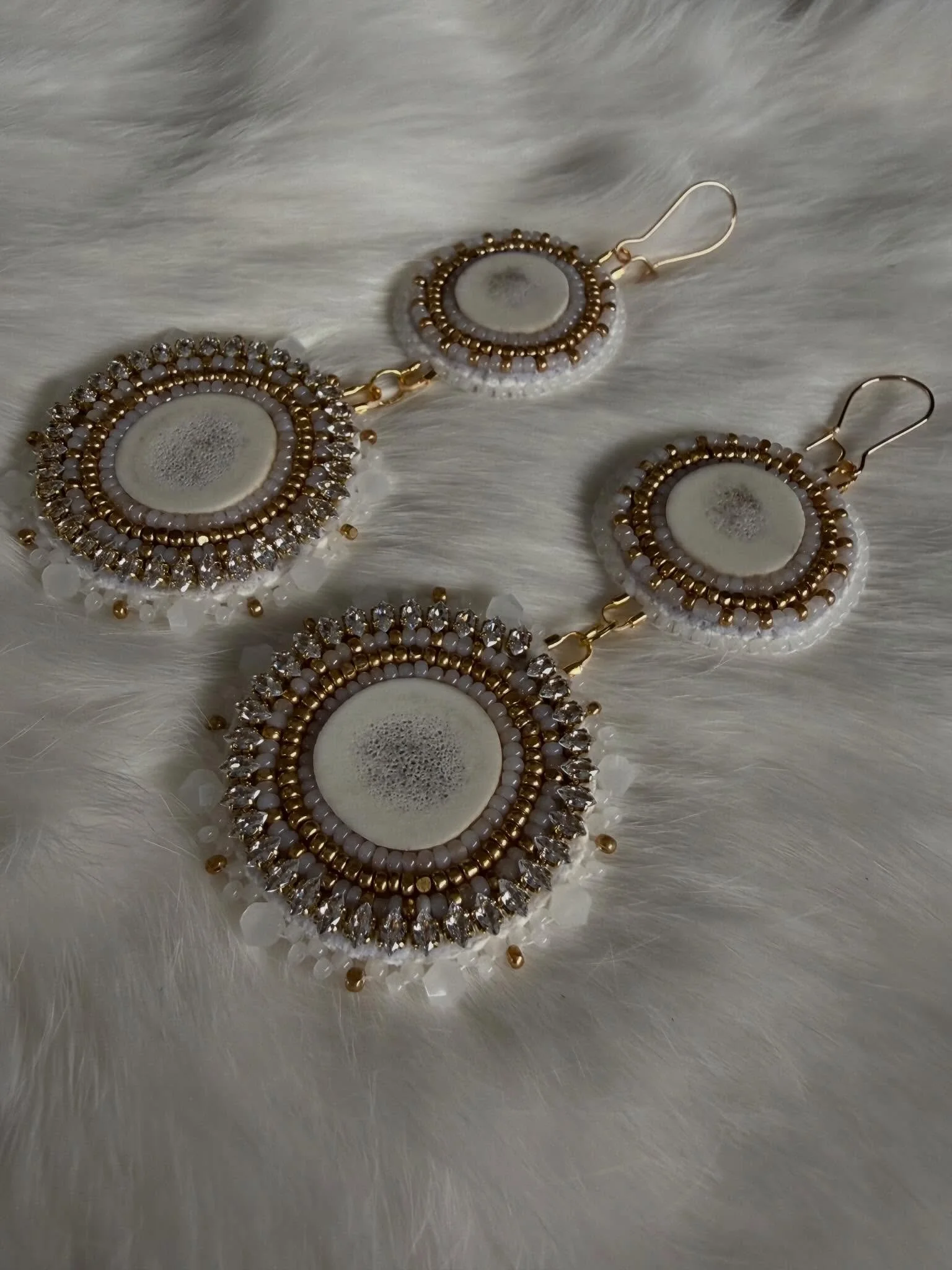 I love how boujee this set feels ✨ 
Made with antlers from @northern.antlers and beaded with @sheen_beads beads! 

#metis #metisbeadwork #indigenous #indigenousbeadwork #beadedearrings