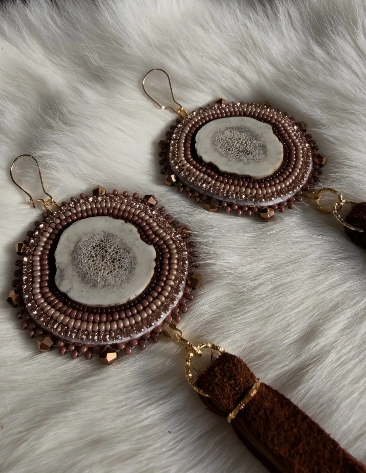 Loving the neutral browns on this set!😍 

#indigenous #indigenousbeadwork #metis #metisbeadwork #beadedearrings