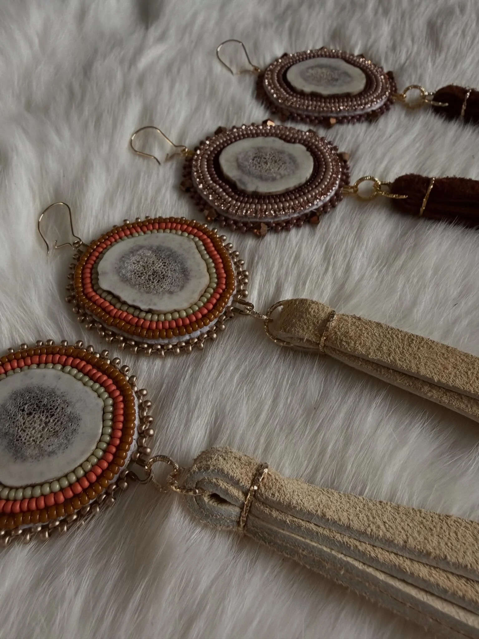 Doing lots of market prep lately!🤗 hide fringes are always my favorite! 

#indigenous #indigenousbeadwork #metis #metisbeadwork #beadedearrings