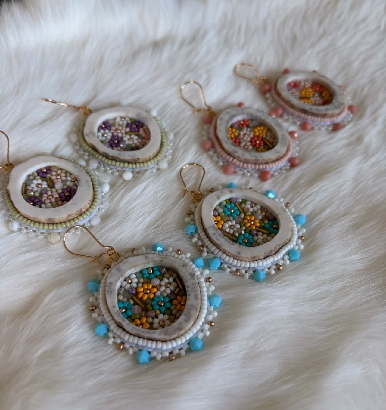 I&rsquo;ve been having so much fun with the antler florals lately!😍 
Antler from @northern.antlers as always! 

#indigenous #indigenousbeadwork #metis #metisbeadwork #beadedearrings