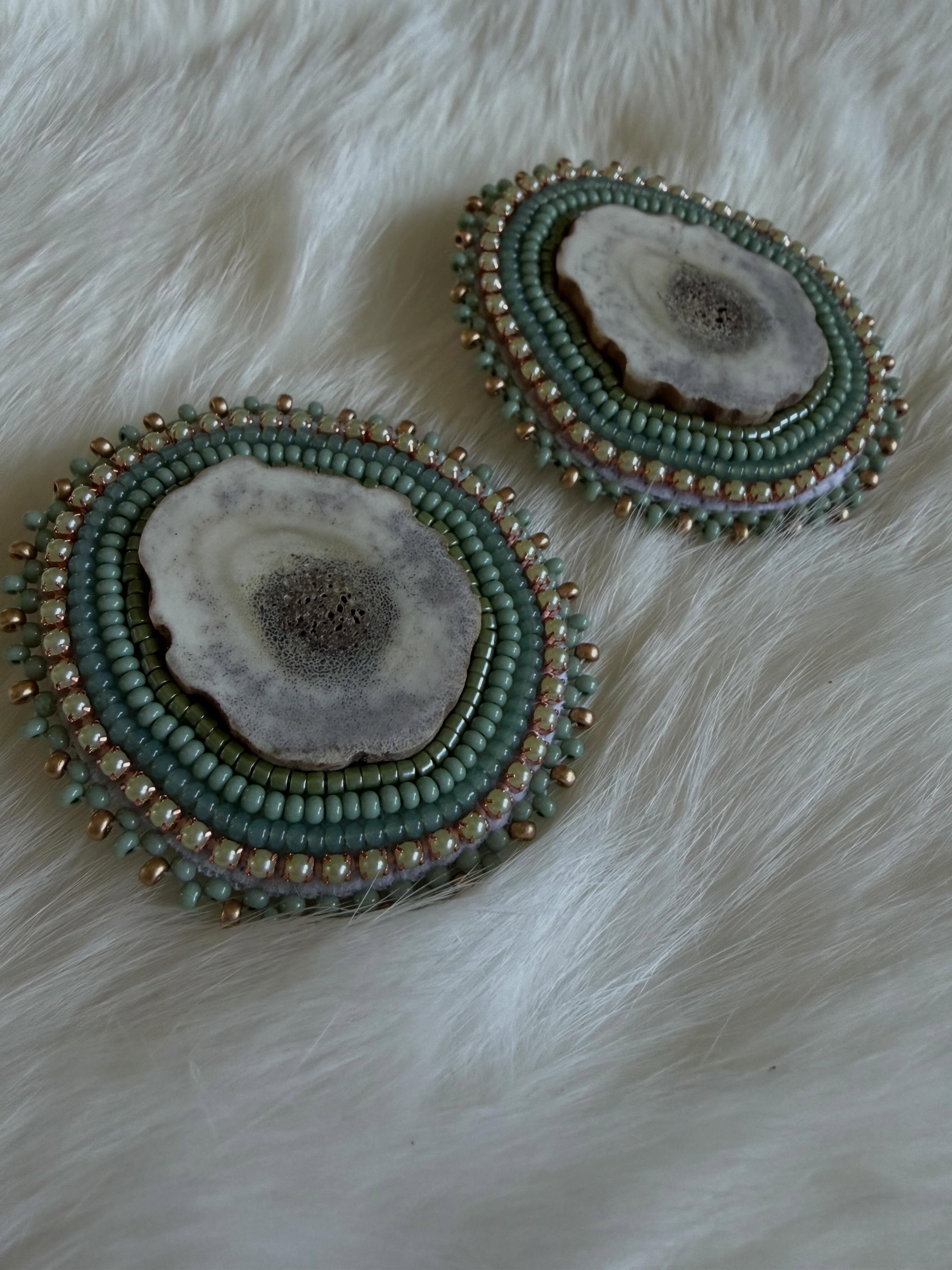 Sage green goes so well with antler! 🫎 
These beauties are off to their new home. 

Antler from @northern.antlers 

#indigenous #indigenousbeadwork #metis #metisbeadwork #beadedearrings