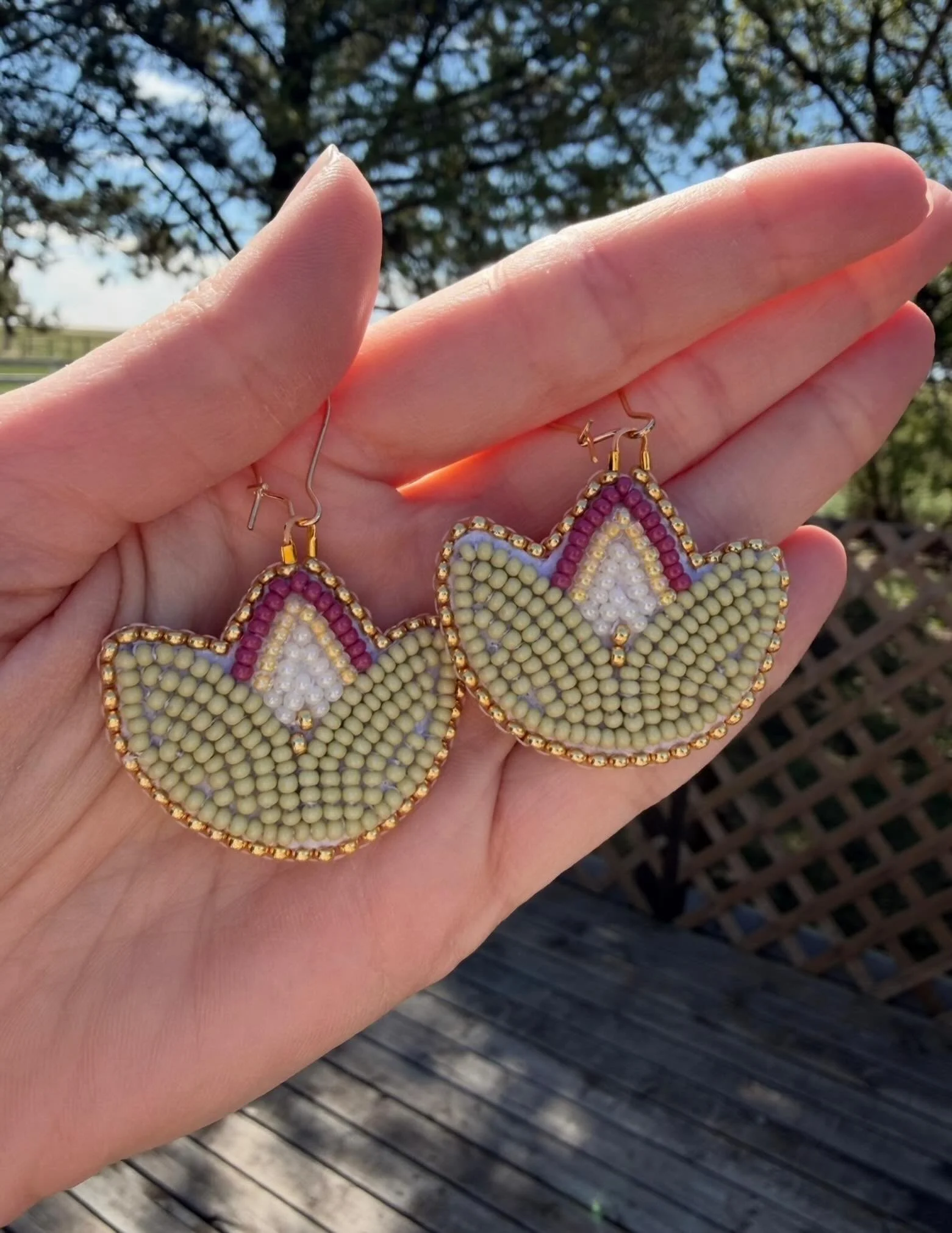 These little tulips are so cute for spring!! 🌷 

#indigenous #indigenousbeadwork #metis #metisbeadwork #beadedearrings
