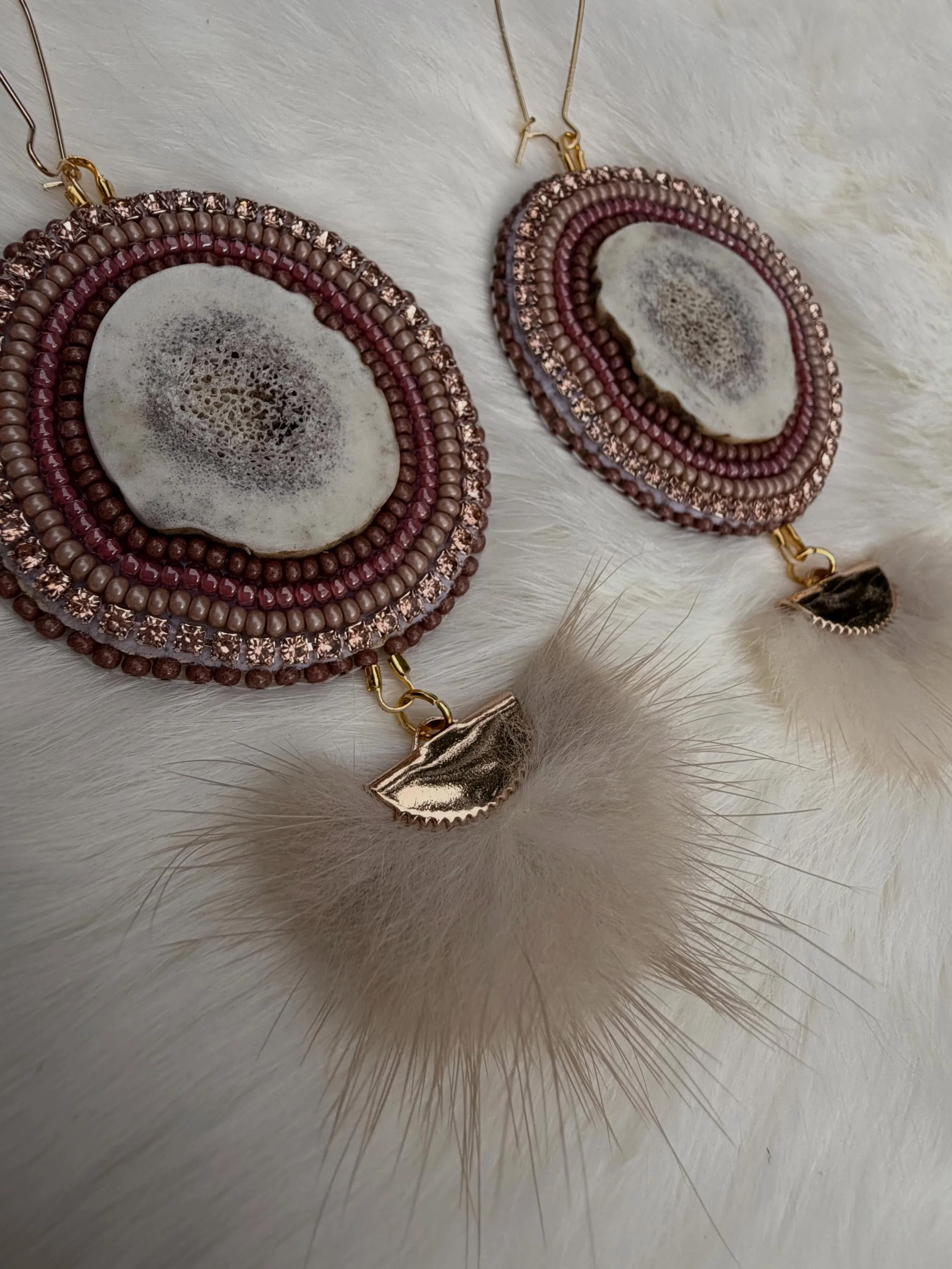 The browns in this set are so gorgeous! Made with antler from @northern.antlers 
Backed with moose hide. 

#indigenous #indigenousbeadwork #metis #metisbeadwork #beadedearrings