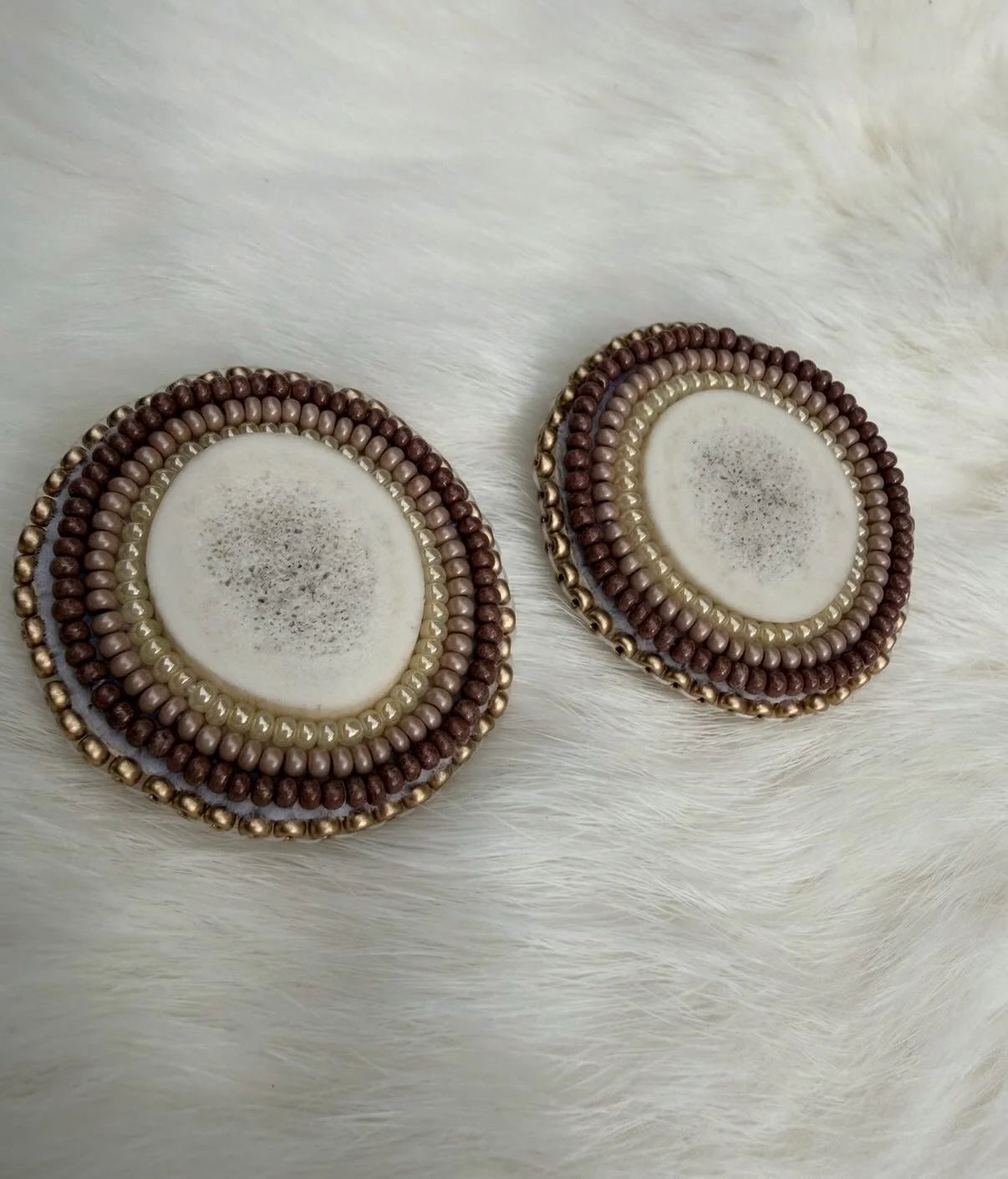 I love earthy neutral tones with antler 🌲 🦌 

#indigenous #indigenousbeadwork #beadedearrings #metis #metisbeadwork