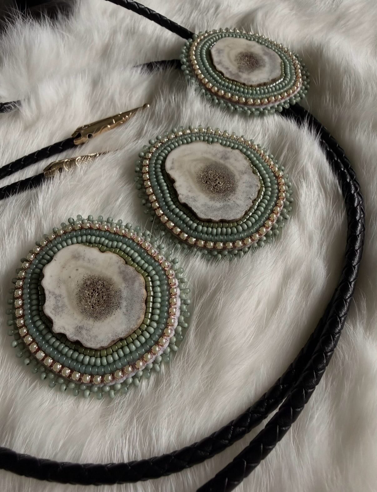 I&rsquo;ve been on a serious green kick lately and I am not mad at it one bit 😍
This bolo set is available! 

#indigenous #indigenousbeadwork #metis #metisbeadwork #beadedearrings