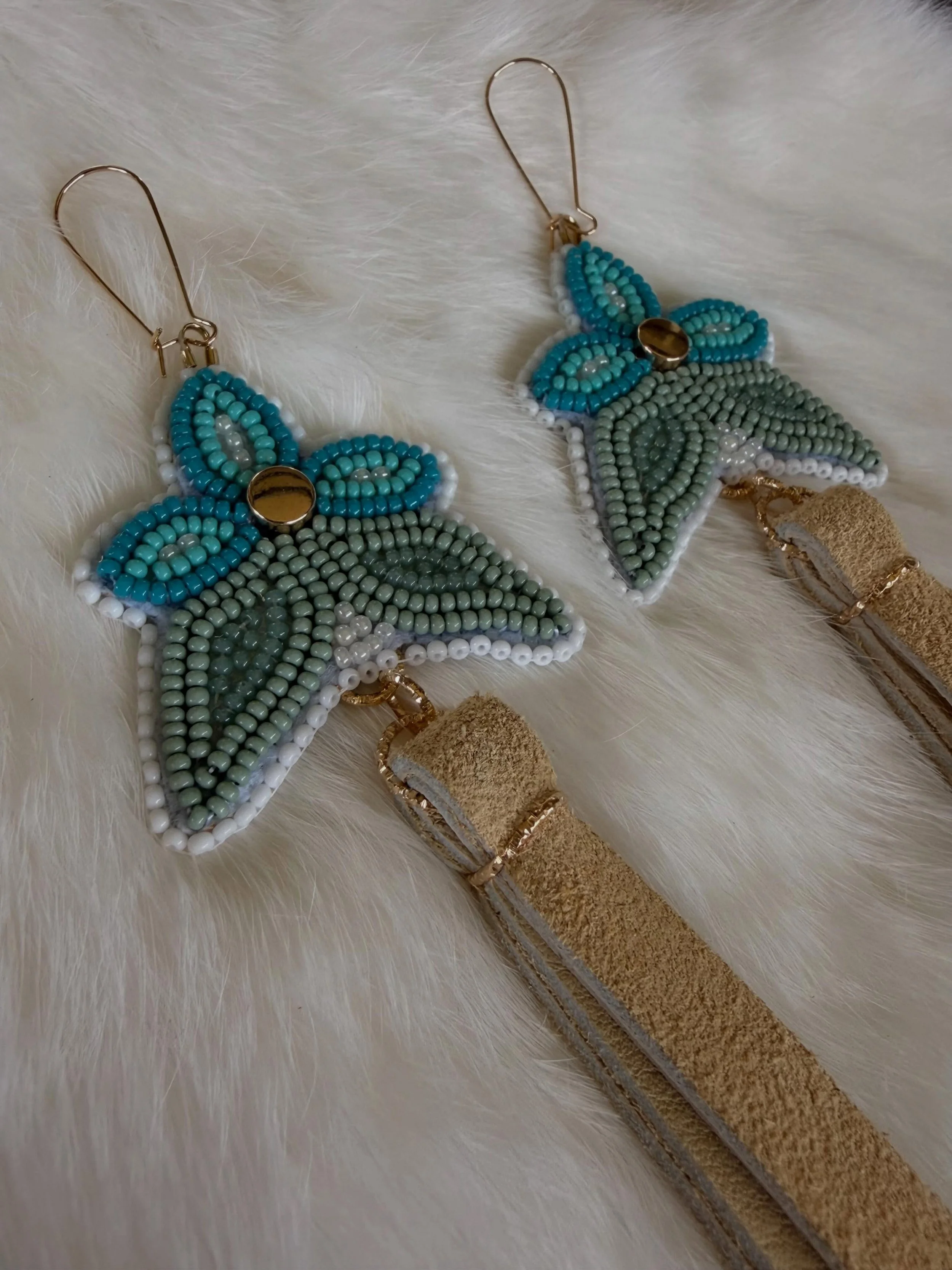 Some cute florals with hide fringes! 🌼 

#indigenous #indigenousbeadwork #metis #metisbeadwork