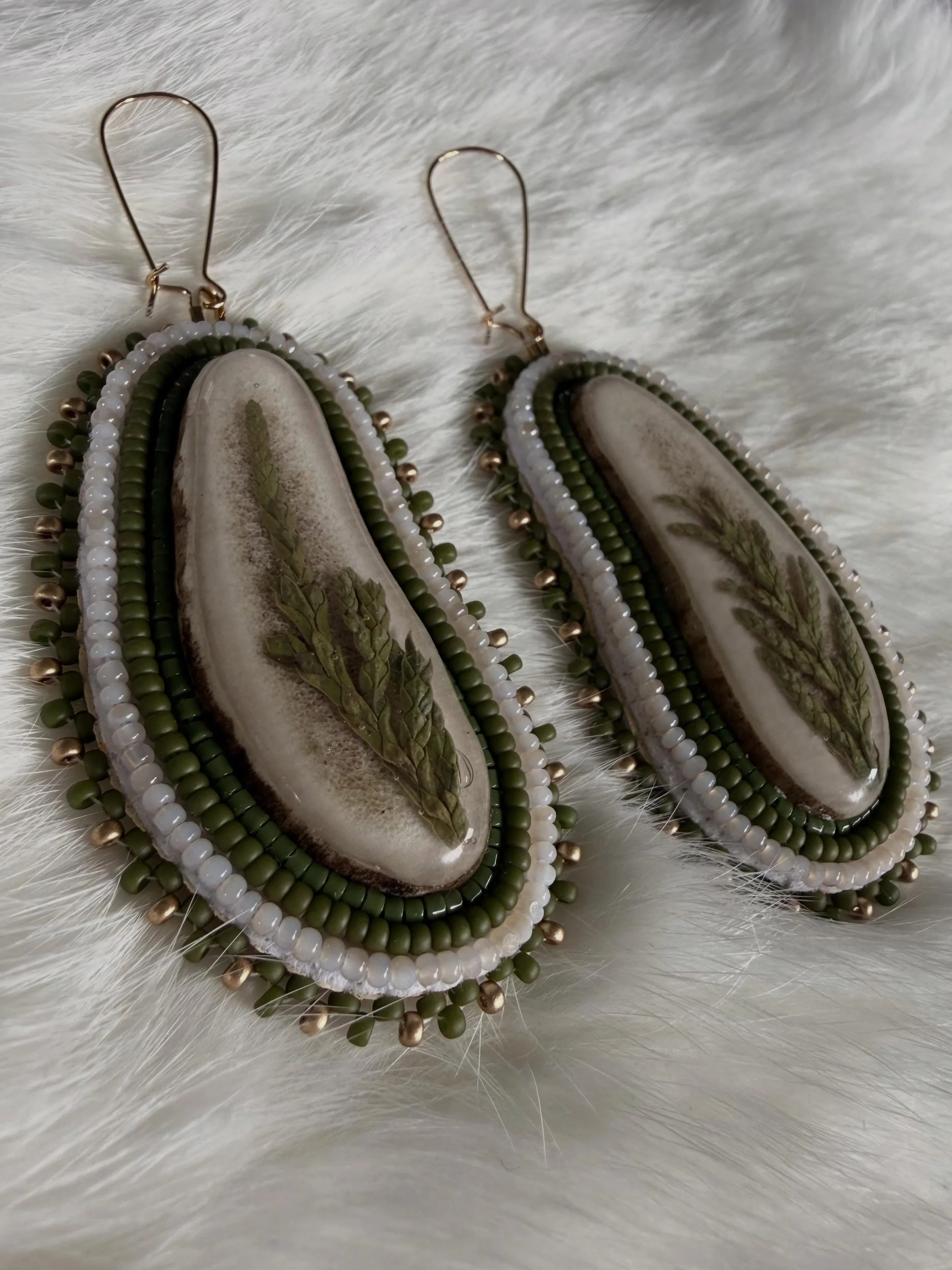 These cabs are made with antler and cedar! I absolutely love this set😍😍

Cabs from @qavviksupplyco