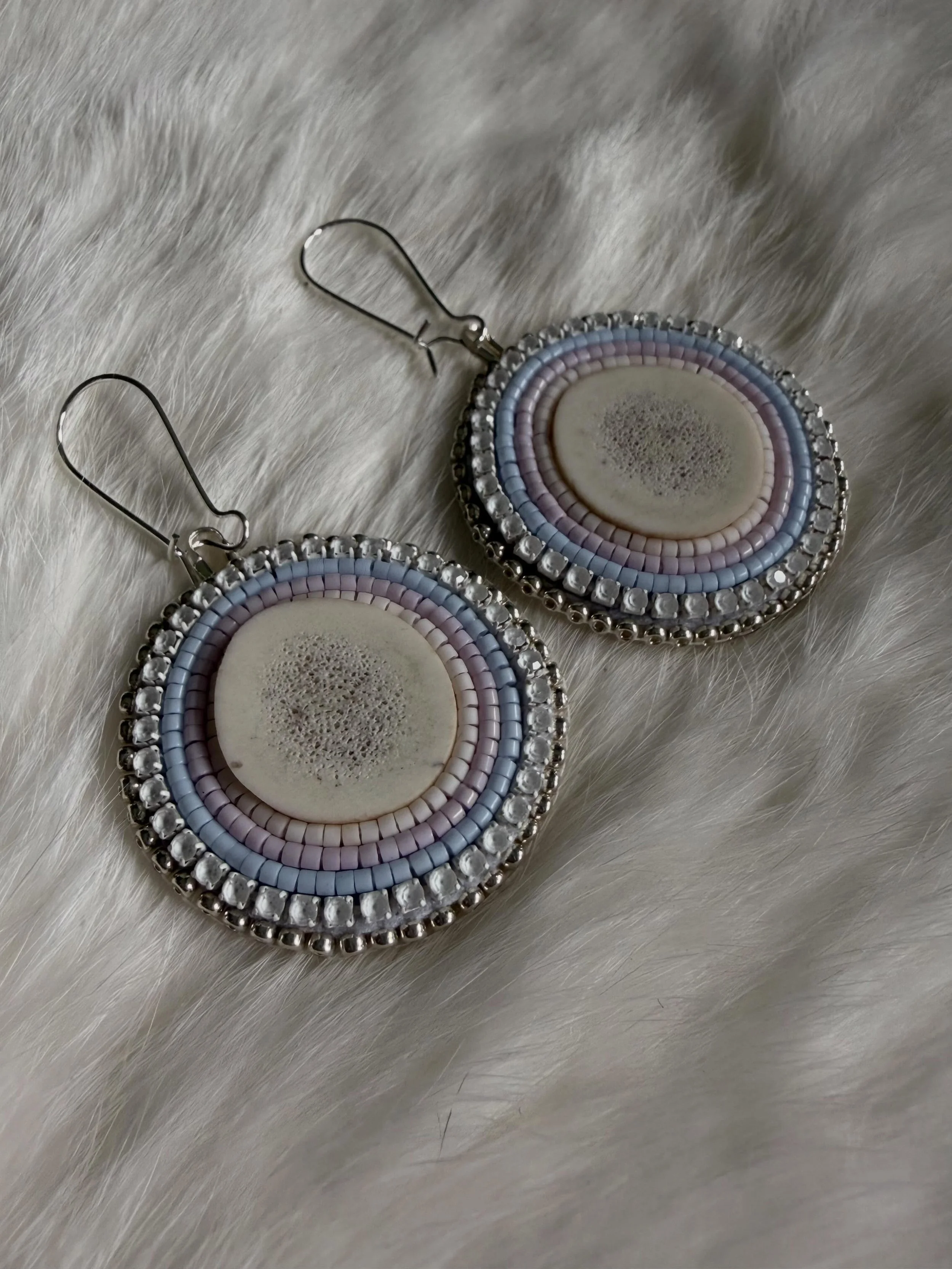 This pretty pastel set was made with delica beads and antlers from @northern.antlers 
I love this set!😍