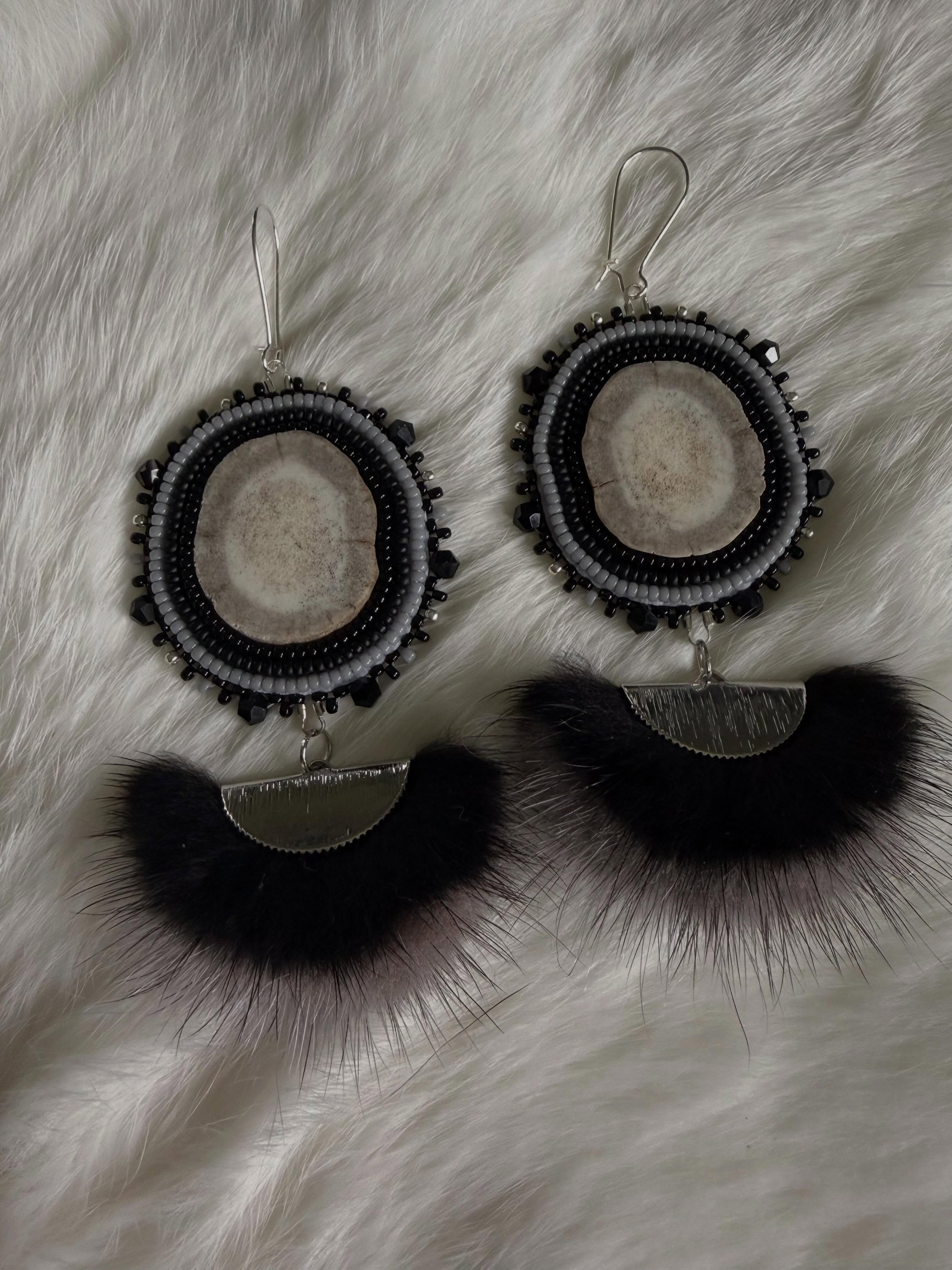 I don&rsquo;t bead with black often! But I do love this set with the grey color of the antlers! 🖤