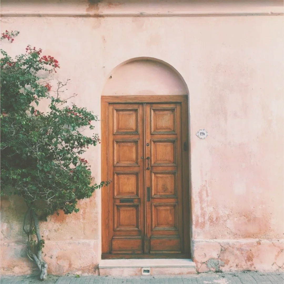 Je t'ouvre les portes 🚪

Celle de la Maison Cr&eacute;ative &amp; Intuitive, oui, mais pas seulement !

Je t'ouvre enfin les portes sur qui je suis profond&eacute;ment. Sans filtre, sans cachette, sans artifice !

Parce qu'on ne se le cachera pas pl