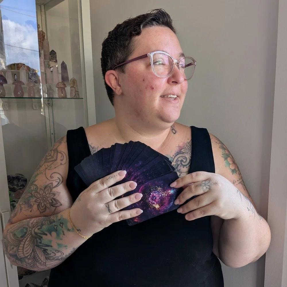 Salut, moi c'est Nessa 🪄

C&rsquo;est tellement pas simple de me d&eacute;crire ! Depuis quelques ann&eacute;es, je suis consciente et fi&egrave;re de mon potentiel alors, je ne sais pas par quel bout commencer quand vient le temps de parler de moi.