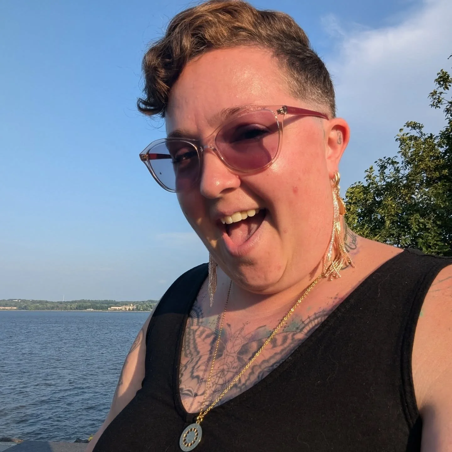 L'&eacute;t&eacute; : une de mes saisons pr&eacute;f&eacute;r&eacute;es 
Parce que les choses sont simples 
Parce que les gens ont le sourire
Parce que les connexions humaines sont plus grandes 

Xoxo Nessa 💖