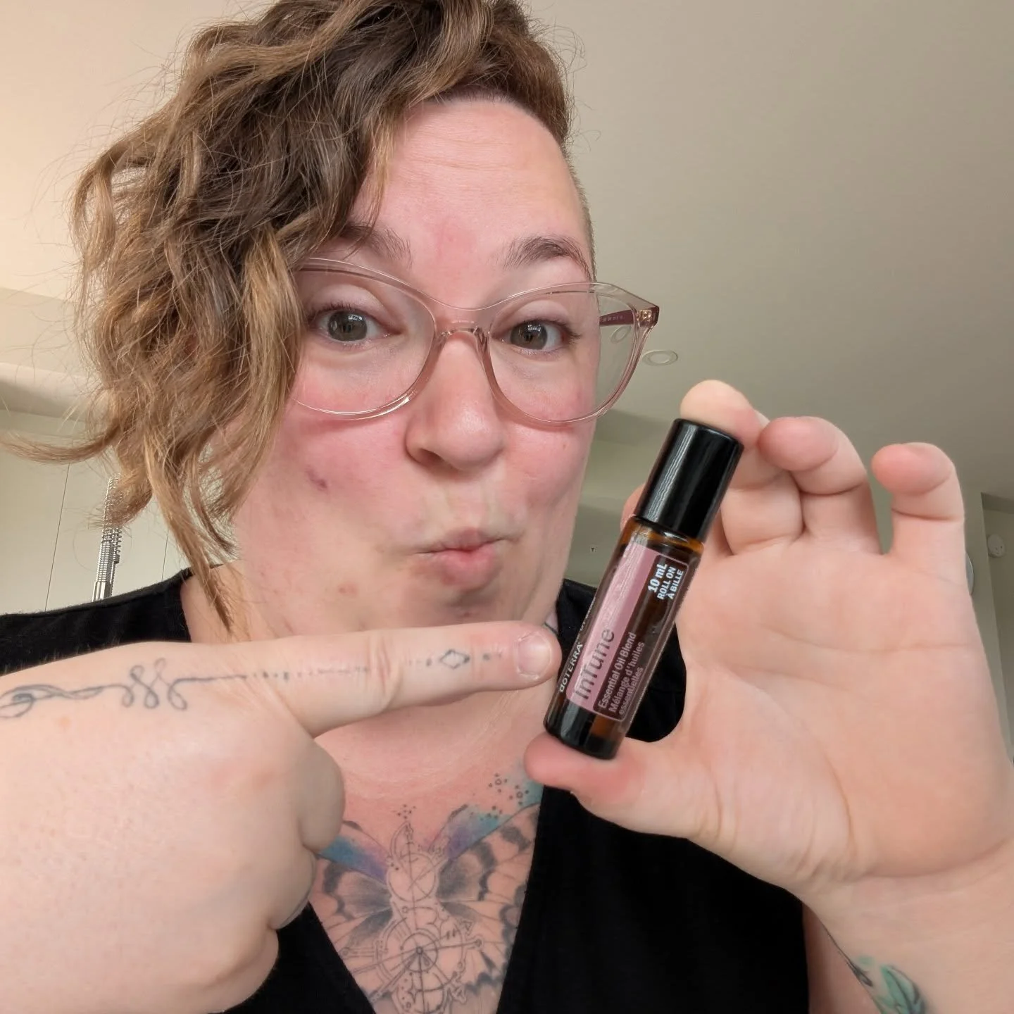 On me demande souvent ce que je fais pour &ecirc;tre de bonne humeur et &eacute;nergique tout le temps ! Voici mon secret 🤫 🤐 

Je suis une fan des 💦 huiles essentielles. Ahaha, c'est simple, non ?! Avoue que tu t'attendais &agrave; quelque chose 