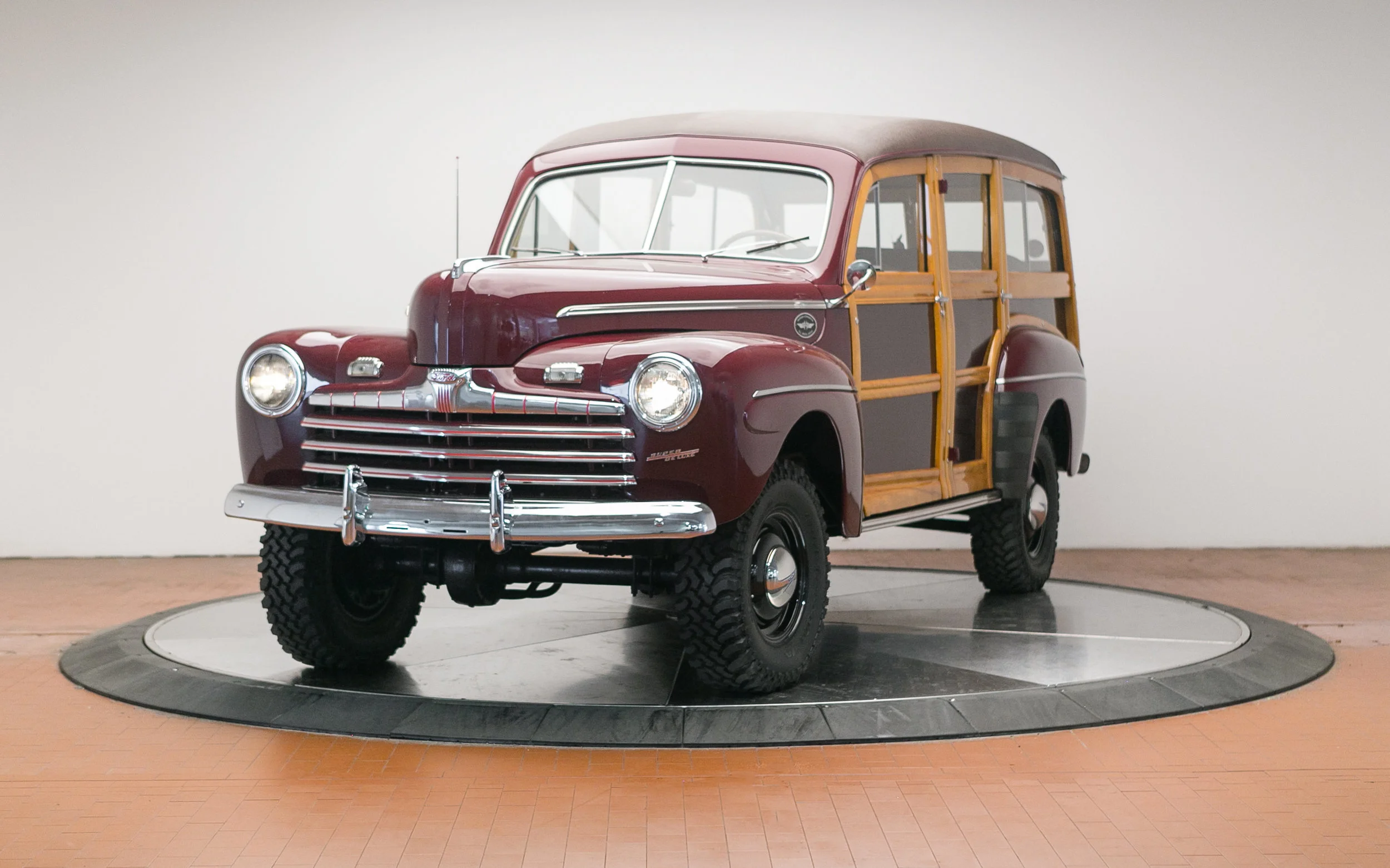 1946 Ford Marmon-Herrington.jpg
