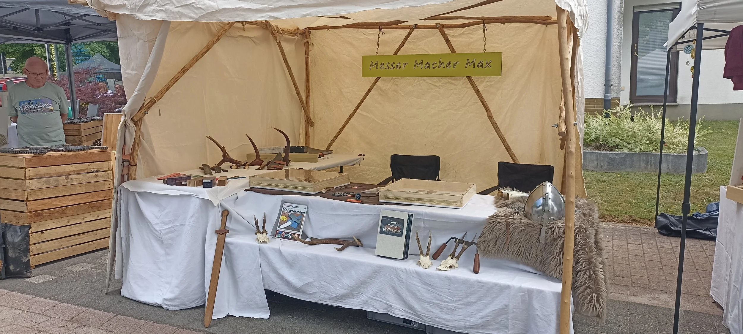 Messestand mit Produkten vom Messer Macher Max, auf dem Wein Markt in Minheim 2025.