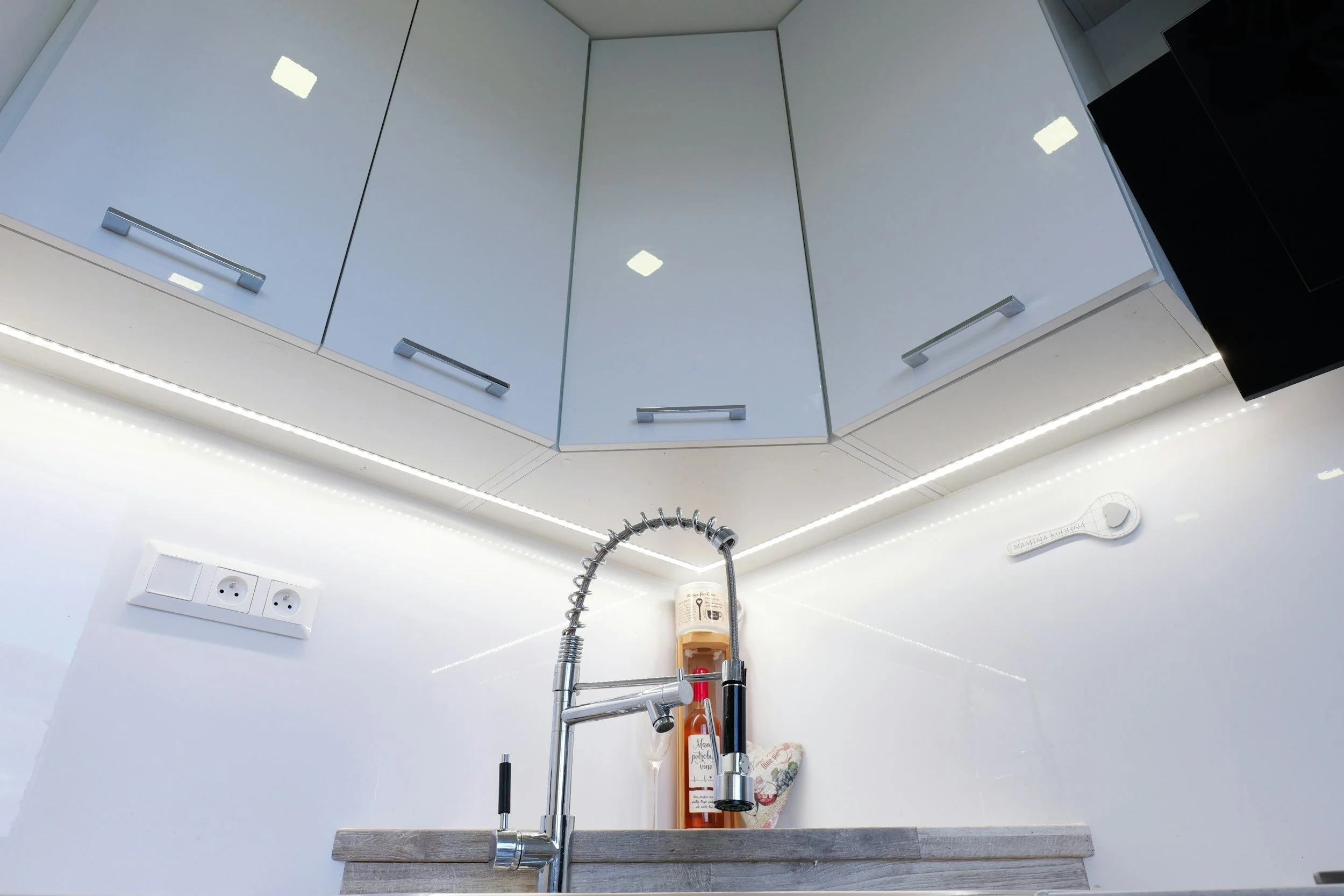 Kitchen cleaning service in Atlanta Georgia with detailed countertop and appliance cleaning
