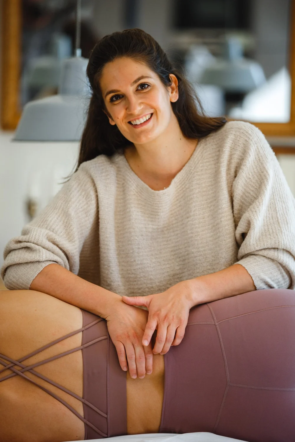 Nike Tinodi, Physiotherapeutin und Osteopathin, bei der Behandlung