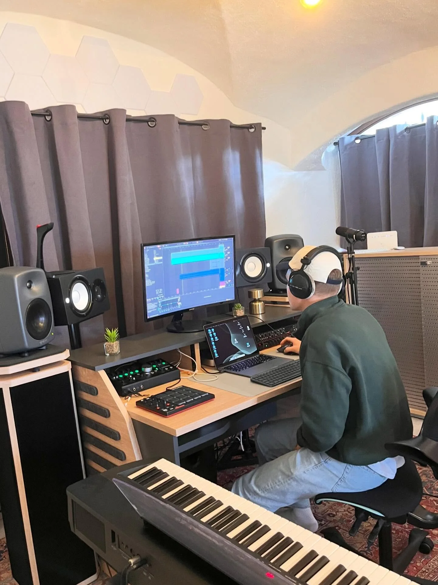 Heute wurden wieder flei&szlig;ig die Hits unserer K&uuml;nstler aufgenommen und produziert! 😎 Wenn auch du deine eigenen Songs produzieren m&ouml;chtest freuen wir uns auf deine Anfrage und stehen mit Rat und Tat zur Seite! 🎤 #offbeat #tonstudio