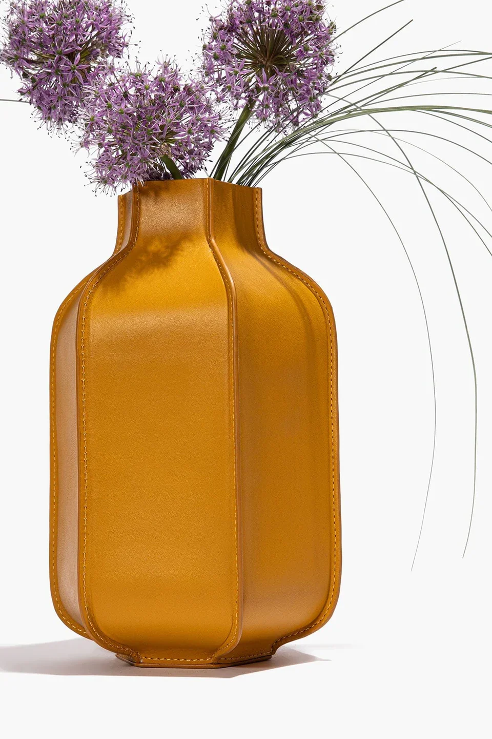 LEATHER_VASE_GOLDEN_ROD-3513_edit_web.webp
