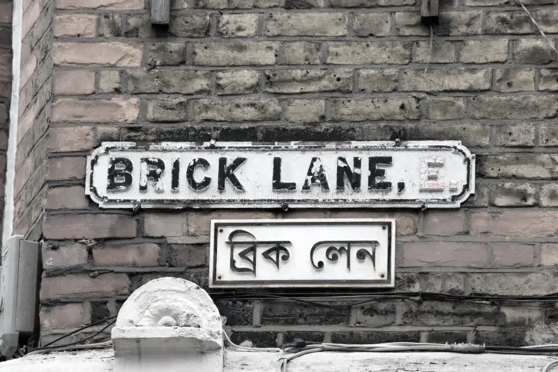 brick-lane-street-sign-london-east-english-bengali-language-versions-38702134.webp