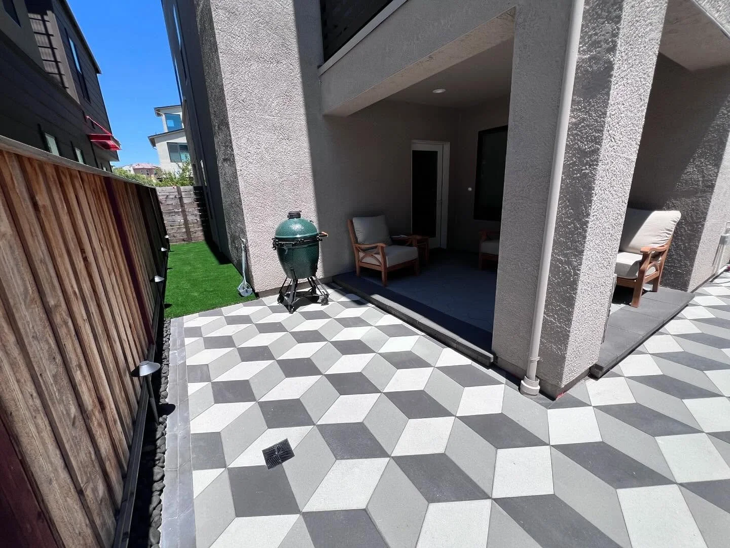 Now how fun is this backyard, pavers by Belgard Geometrics!