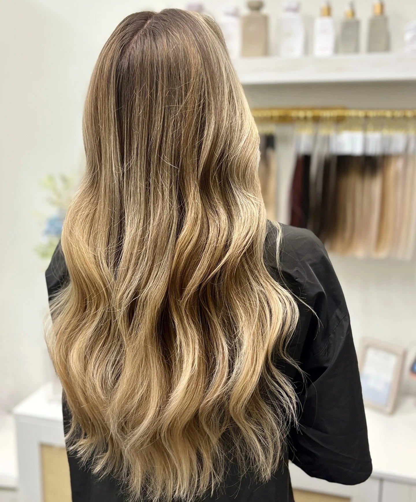 Teddy Bear Bronde 🧸✨
Warm, cozy, and effortlessly soft &mdash; this bronde gives that golden, lived-in glow that feels like sunshine and luxury in one. A perfect blend of brunette depth and blonde brightness, crafted for that creamy, natural tone th