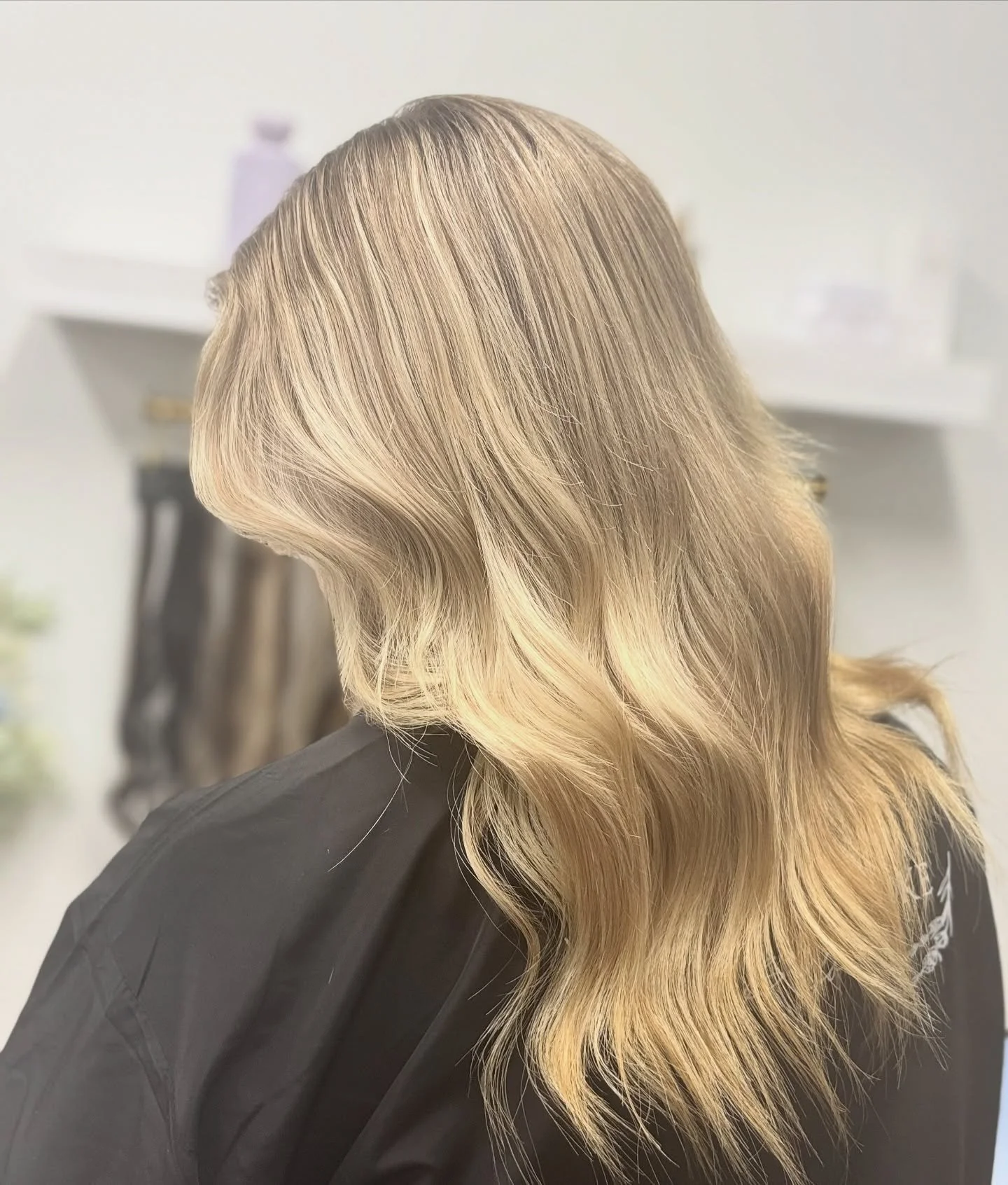 🤍 Seamless Renewal 🤍
When she came in, her extensions were uneven, warm, and disconnected &mdash; the blend was harsh and the tones didn&rsquo;t match her natural hair at all.

We completely reworked everything &mdash; removing the old extensions, 