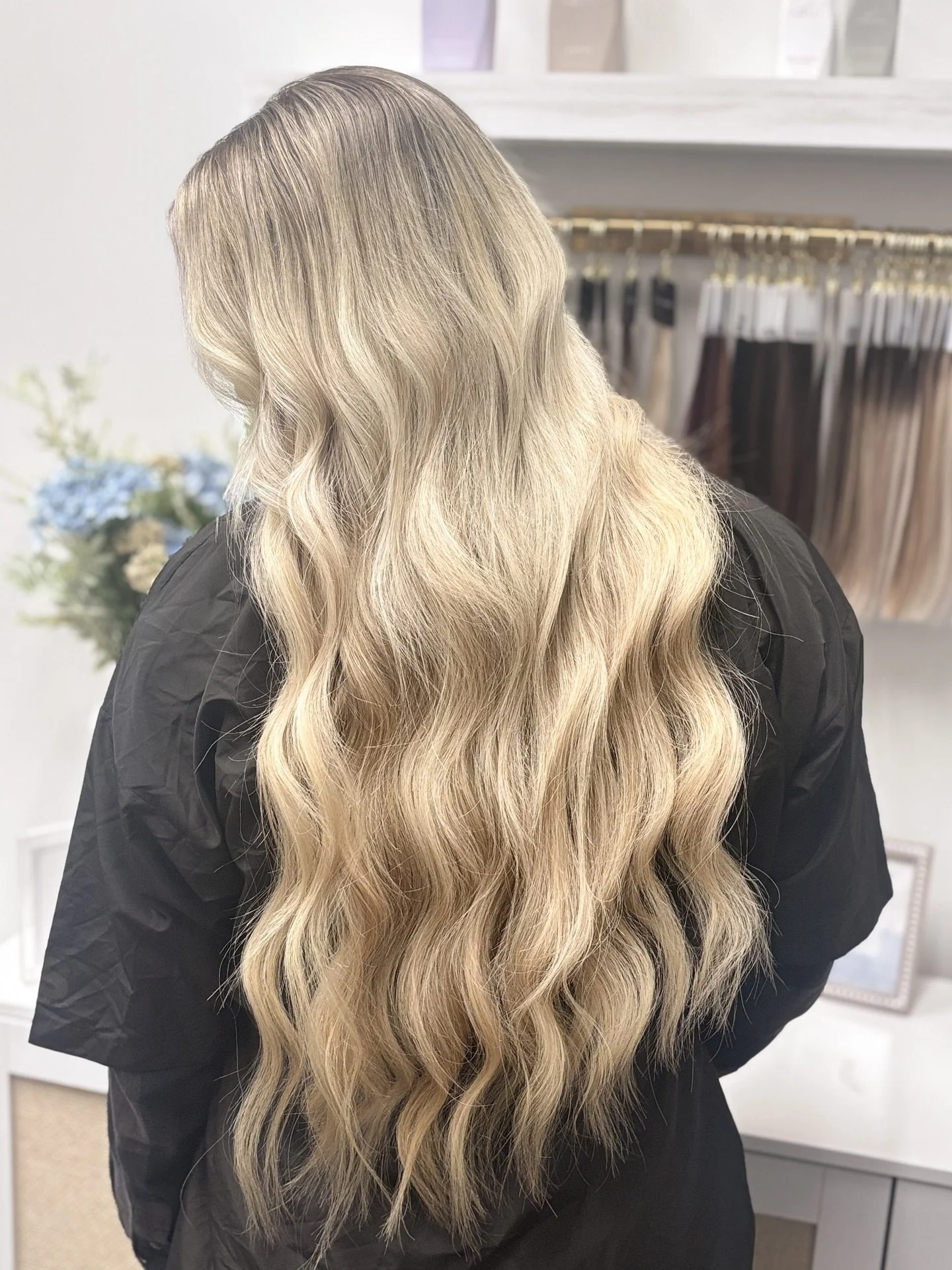 ☀️ Coastal Cr&egrave;me Blonde ☀️

From uneven tones and grown-out color to this seamless, creamy blonde dream 🤍

We brought her blonde back to life with soft, dimensional foils, a custom gloss, and seamlessly blended extensions for added fullness a