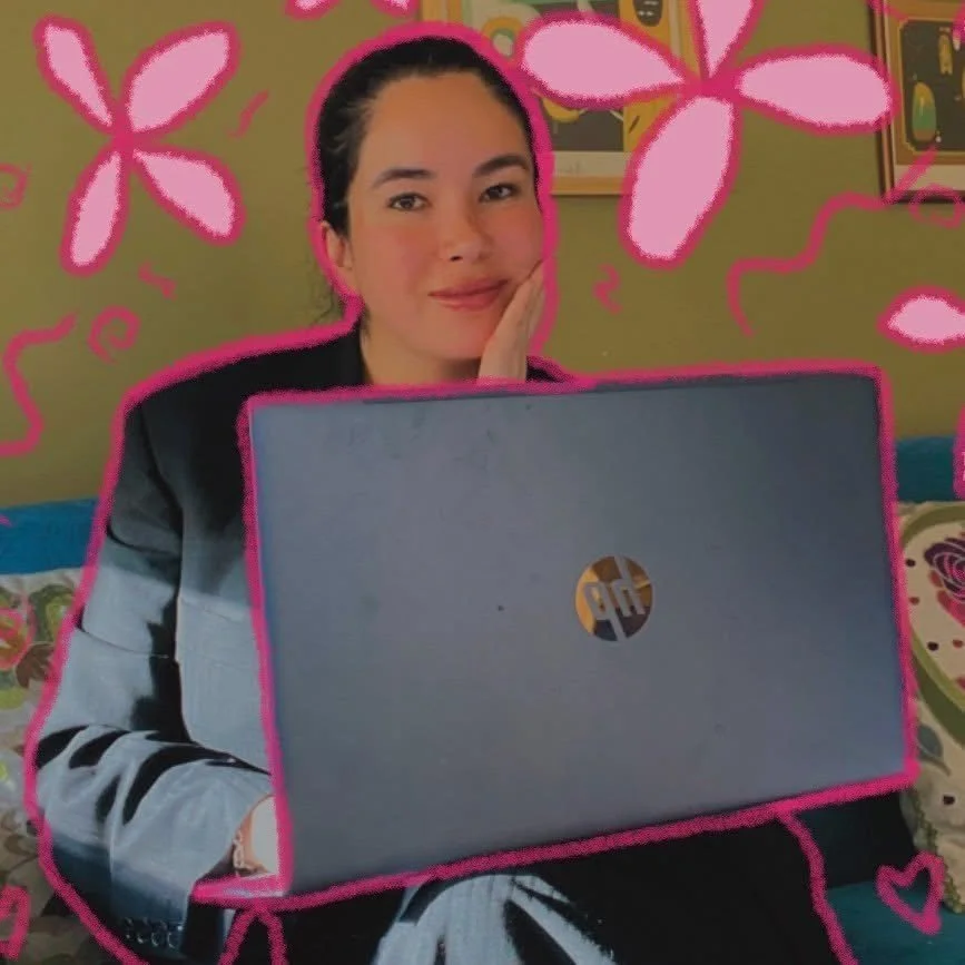 psicologa en quito sonriendo con una mano en la mejilla, frente a una laptop, rodeada de dibujos de flores y corazones en un fondo colorido.