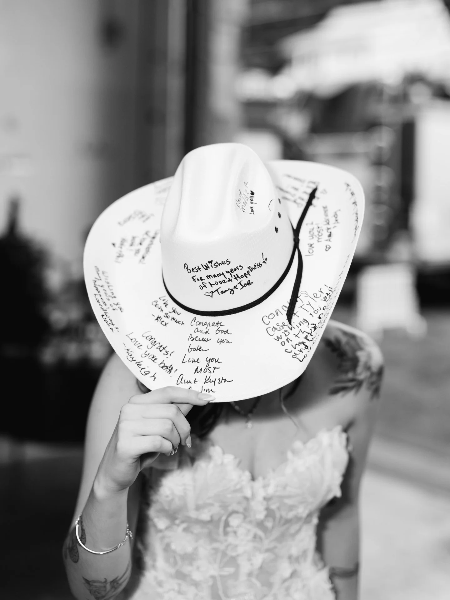 Guest cowboy hat > Guest book 🖊️

#samanthamichellephotographynj #njweddingphotgrapher #njcouplesphotographer #rusticwedding #weddingguestbookideas