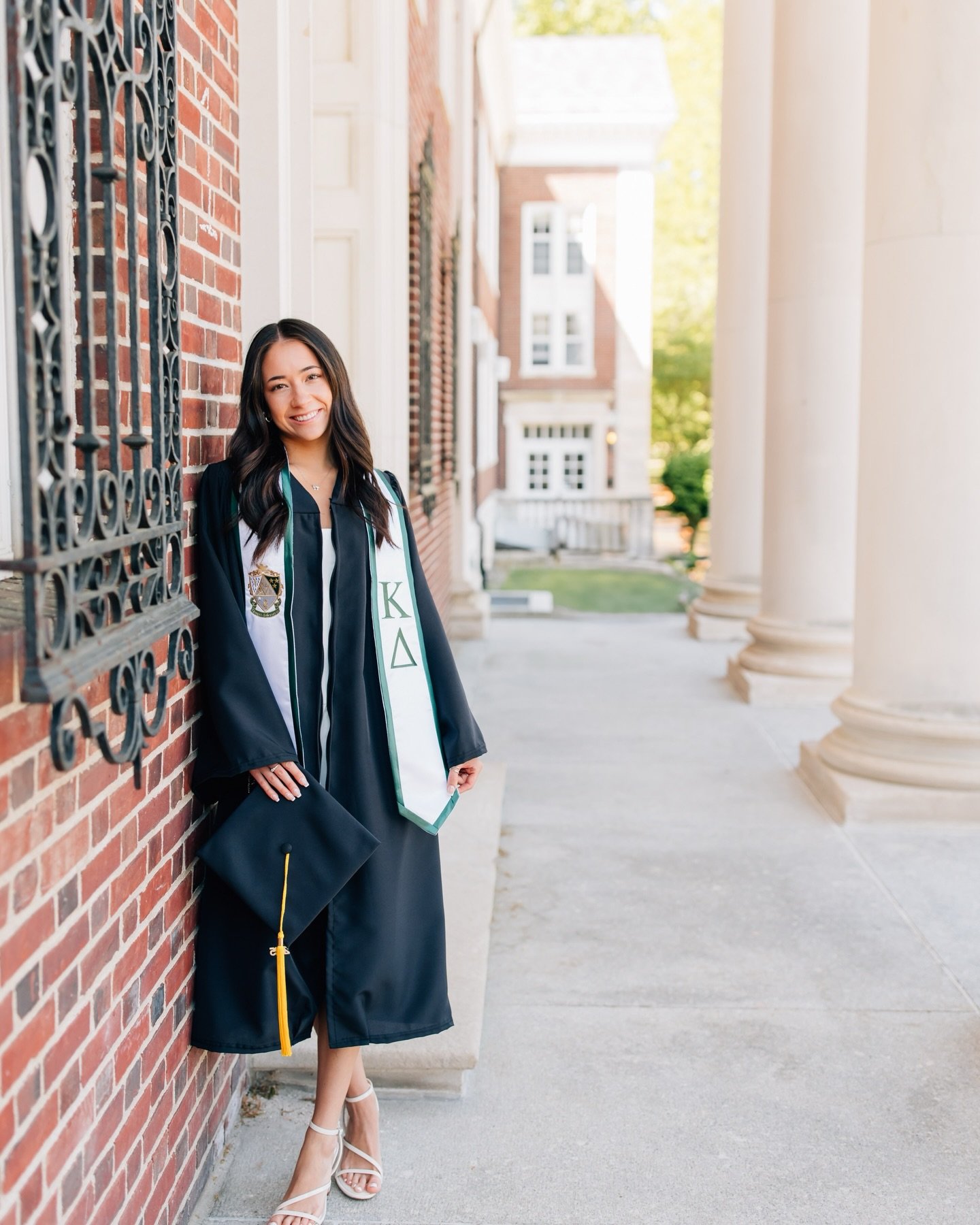 Grad season is quickly approaching!! 🎓✨

If you (or your senior) are graduating this year, now&rsquo;s the time to book your session! These laid back &amp; fun sessions are always some of my favorite! Whether you are solo or celebrating with friends