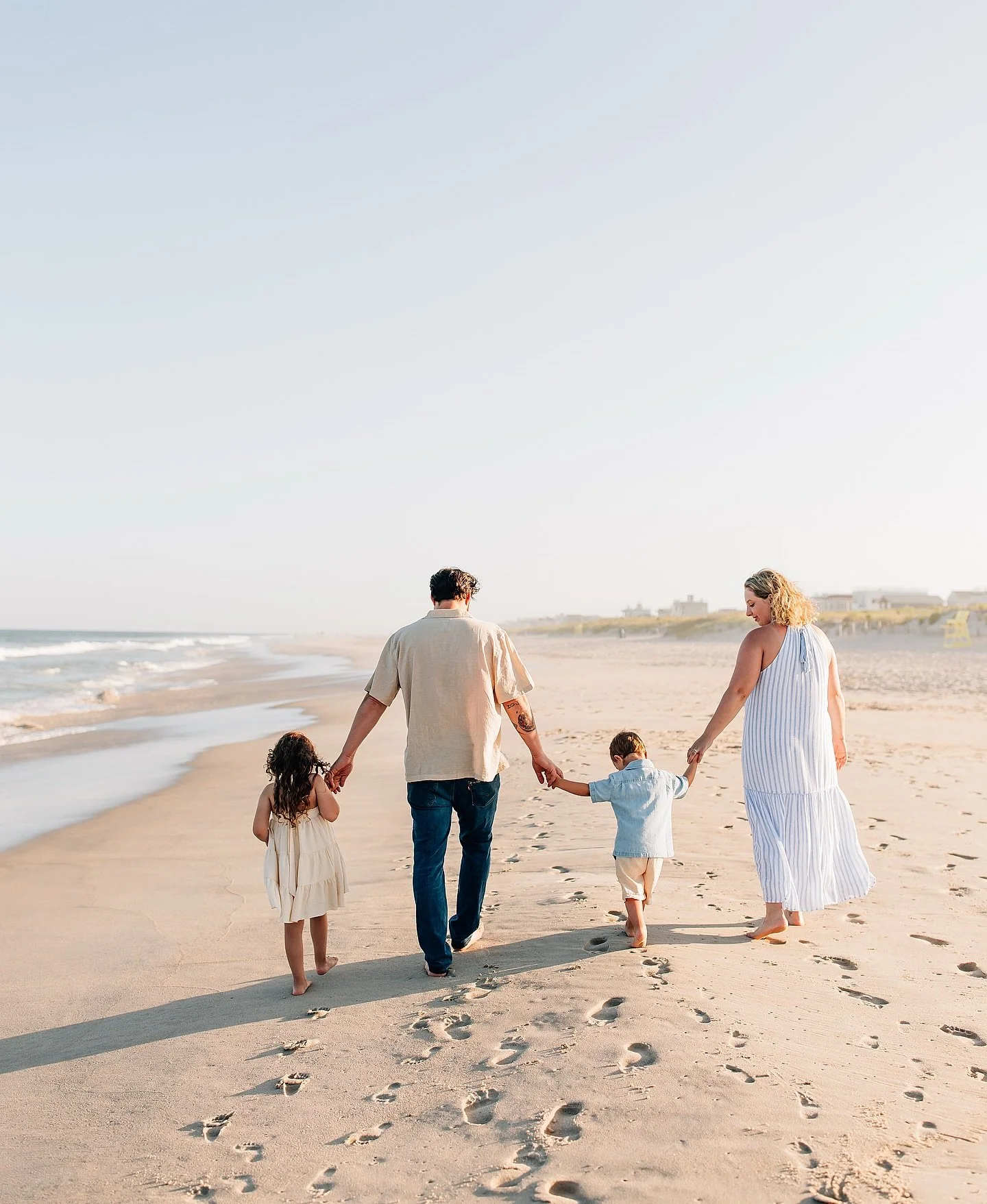 This is your sign to update those family photos, celebrate a milestone, or just capture this season of life together when life feels warmer and stress free! ☀️

What setting to do see your family photos in this season??

Spring and summer dates are n