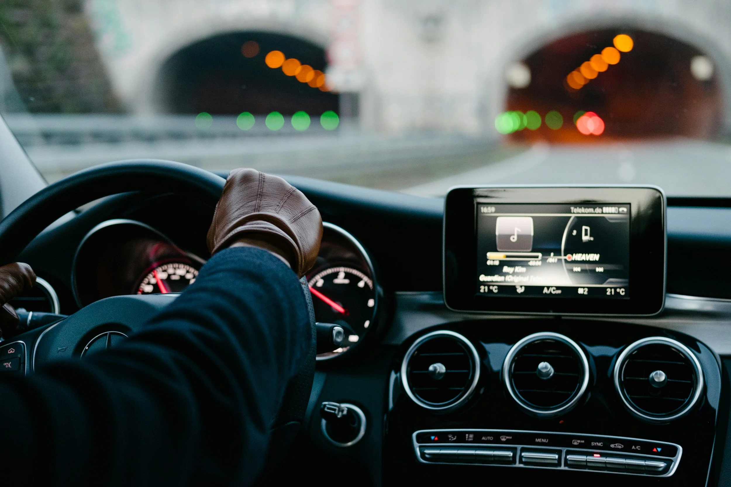 Which Airport Transfer Services Offer Fixed Prices Upfront?