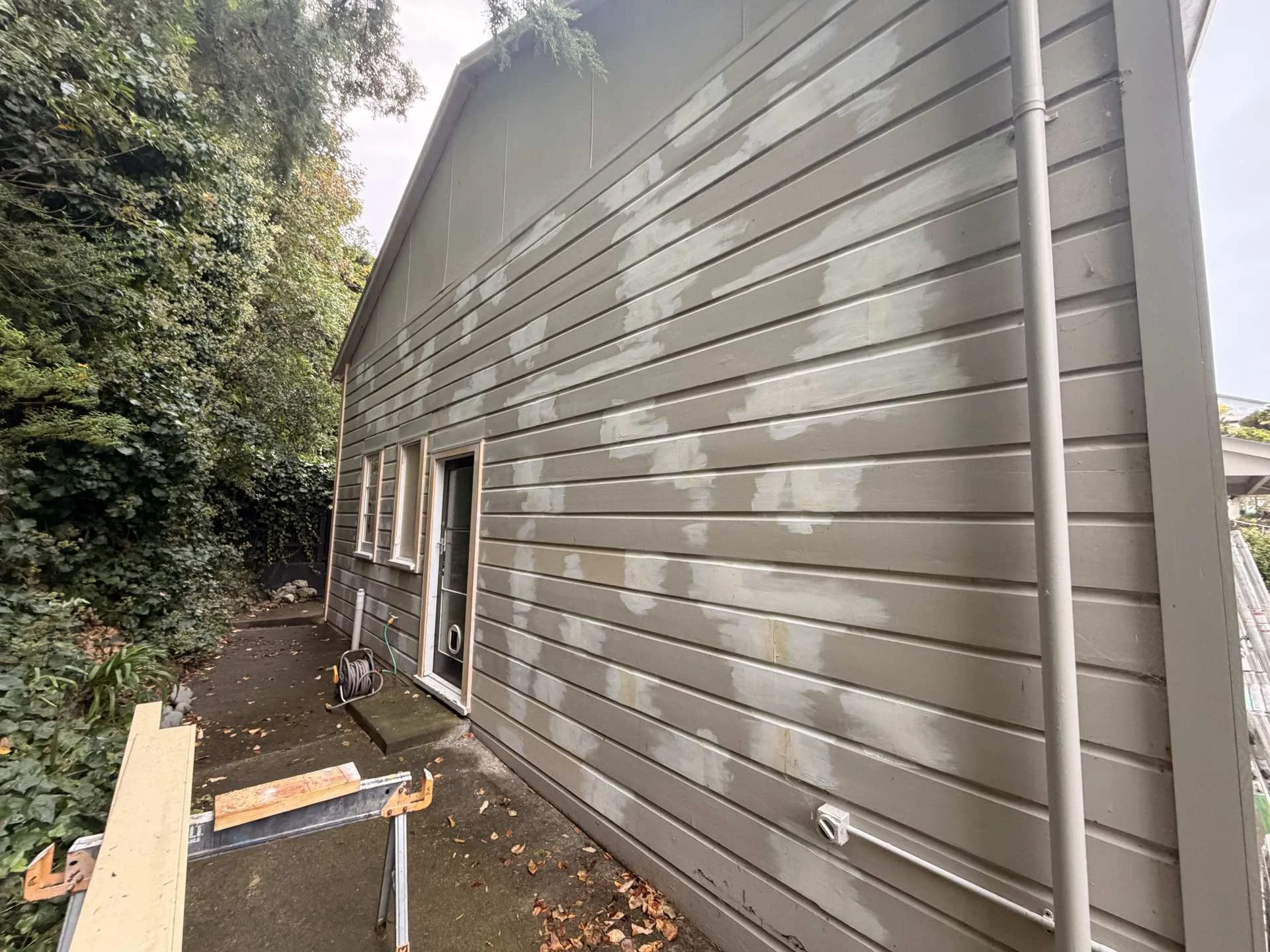 coote-road-exterior-side-wall-mid-paint-patchy.jpg