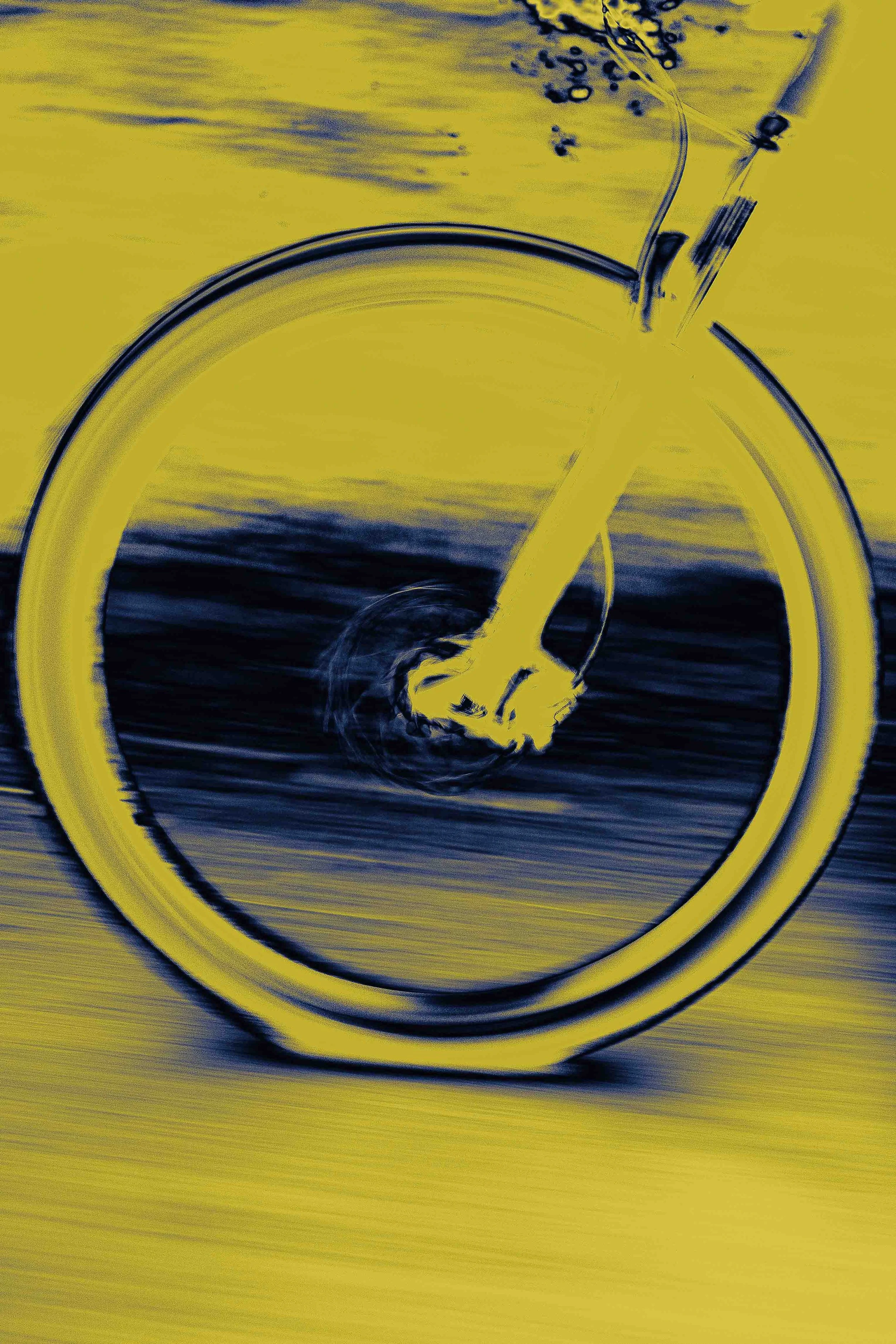 Une bicyclette vue en gros plan avec un fond flou, couleurs modifiées en nuances de jaune et noir.