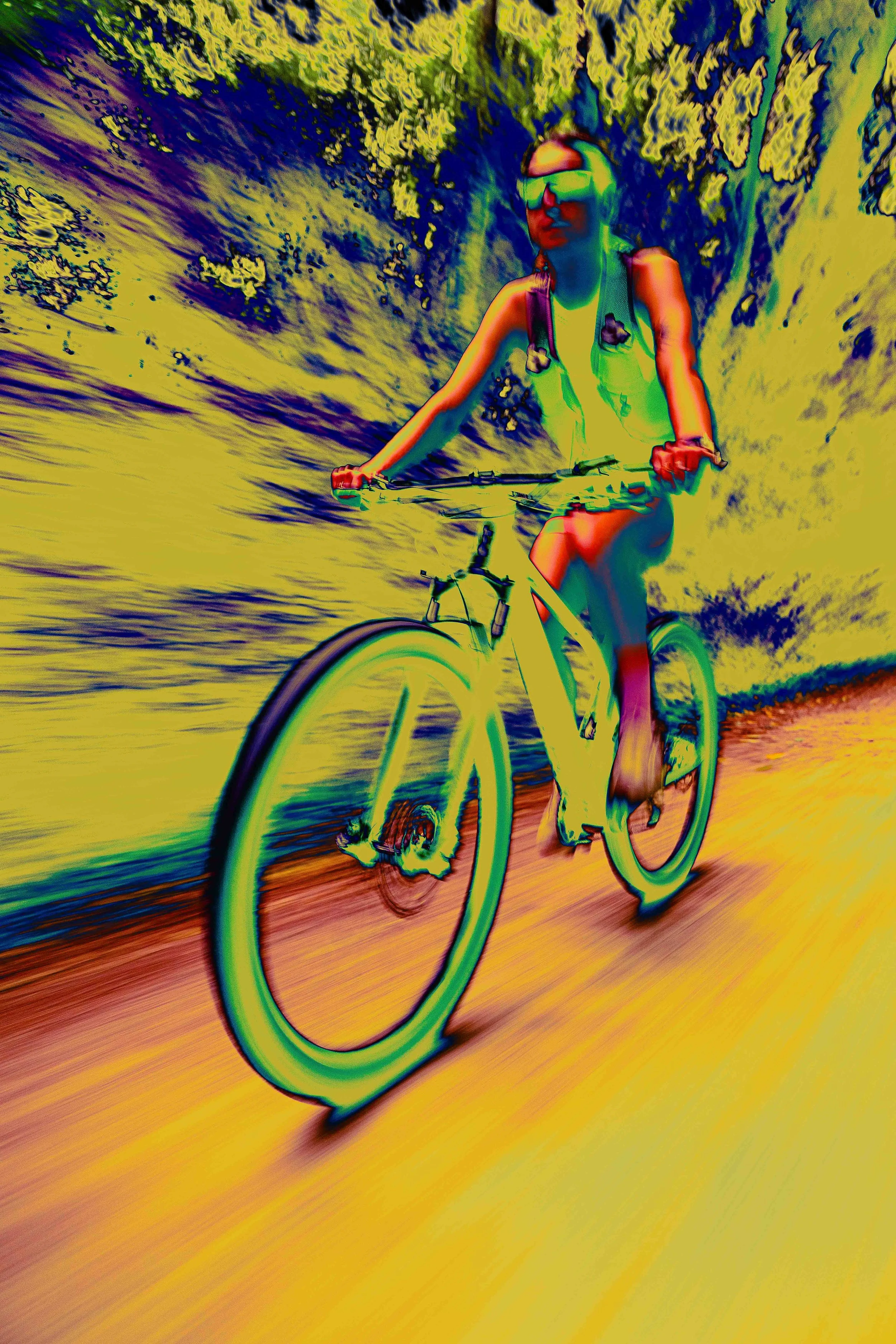 Une femme en jupe et top sans manches, portant des lunettes de soleil, fait du vélo sur un chemin entouré de nature avec des arbres en arrière-plan. L'image a un effet artistique avec des couleurs vives et un style de dessin.