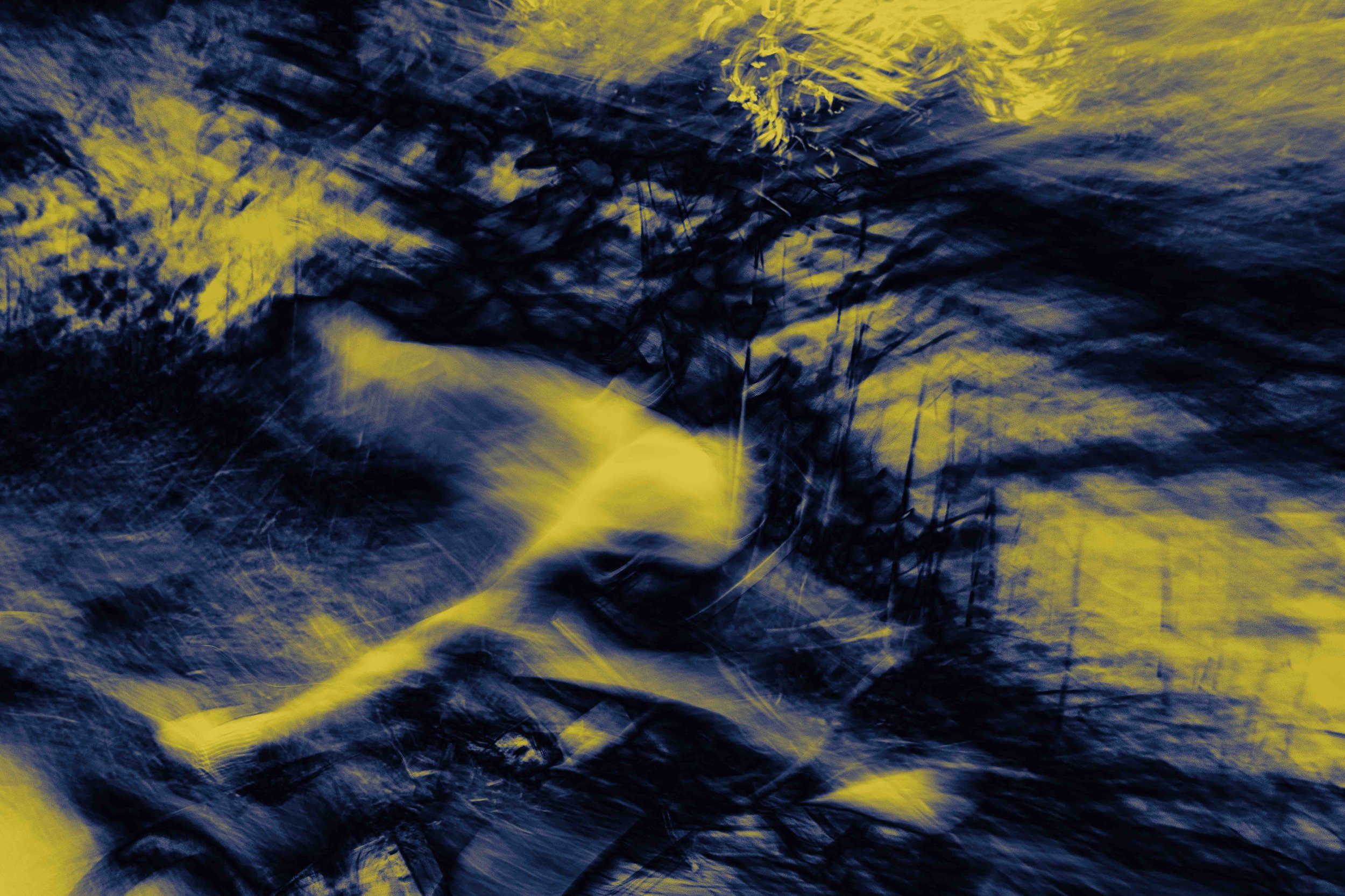 Une œuvre d'art abstraite avec des traits noirs et des touches de jaune sur fond bleu.