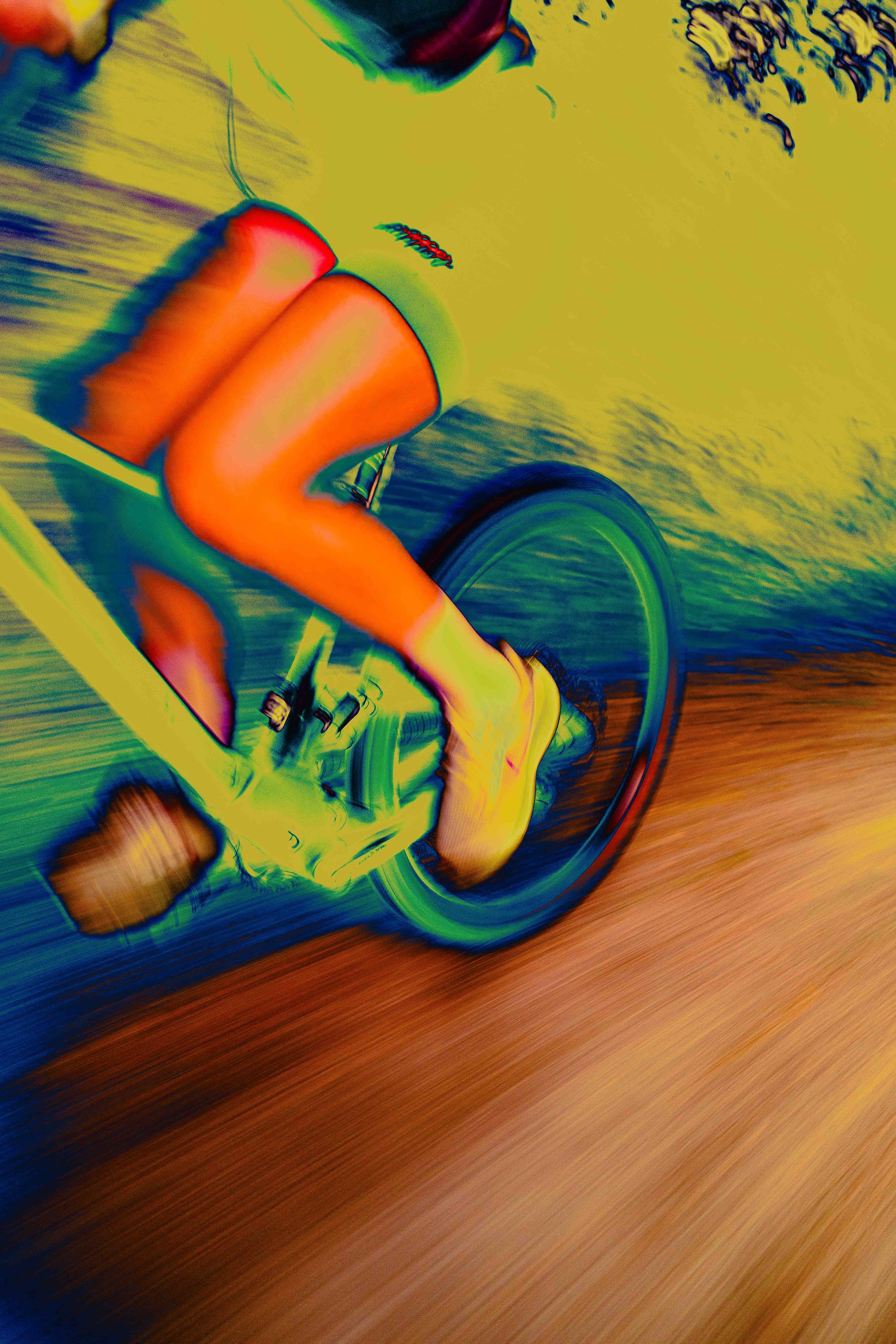 Une personne rouée à vélo sur une surface en bois avec un effet de distorsion et des couleurs vives et saturées.