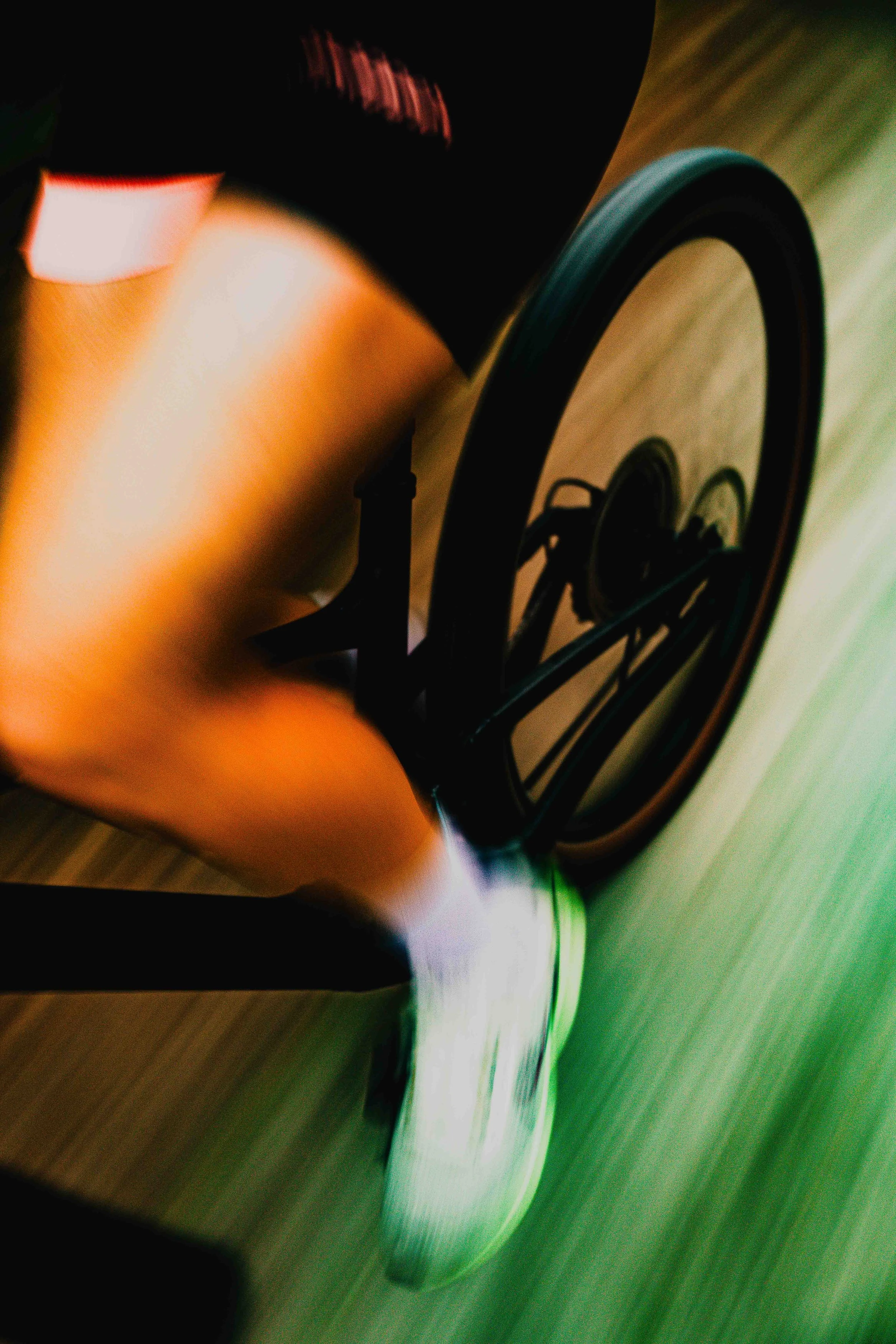 personne qui roule en vélo avec des couleurs vives