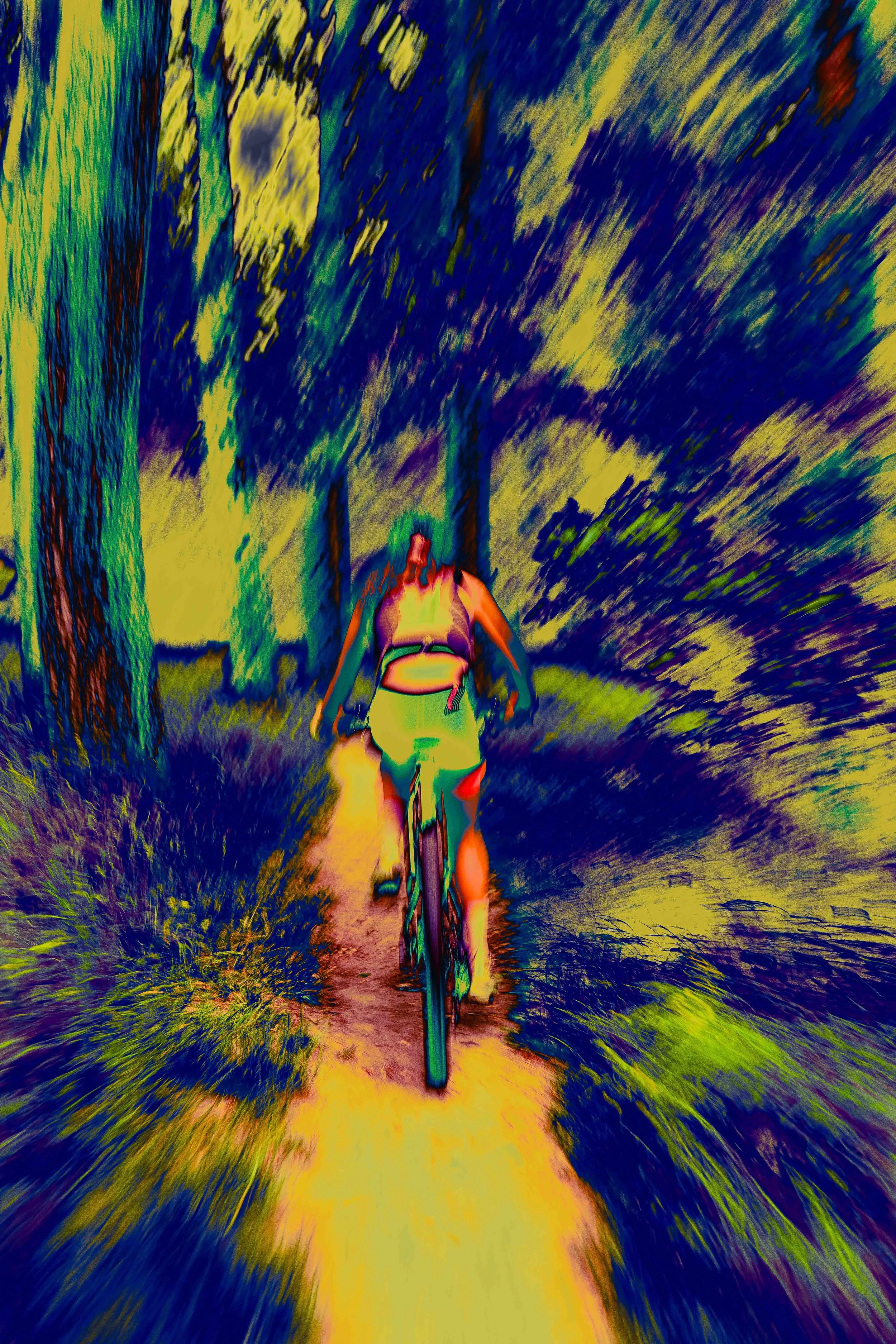 Une personne faisant du vélo sur un sentier dans une forêt, avec un effet de distorsion colorée et artistique.