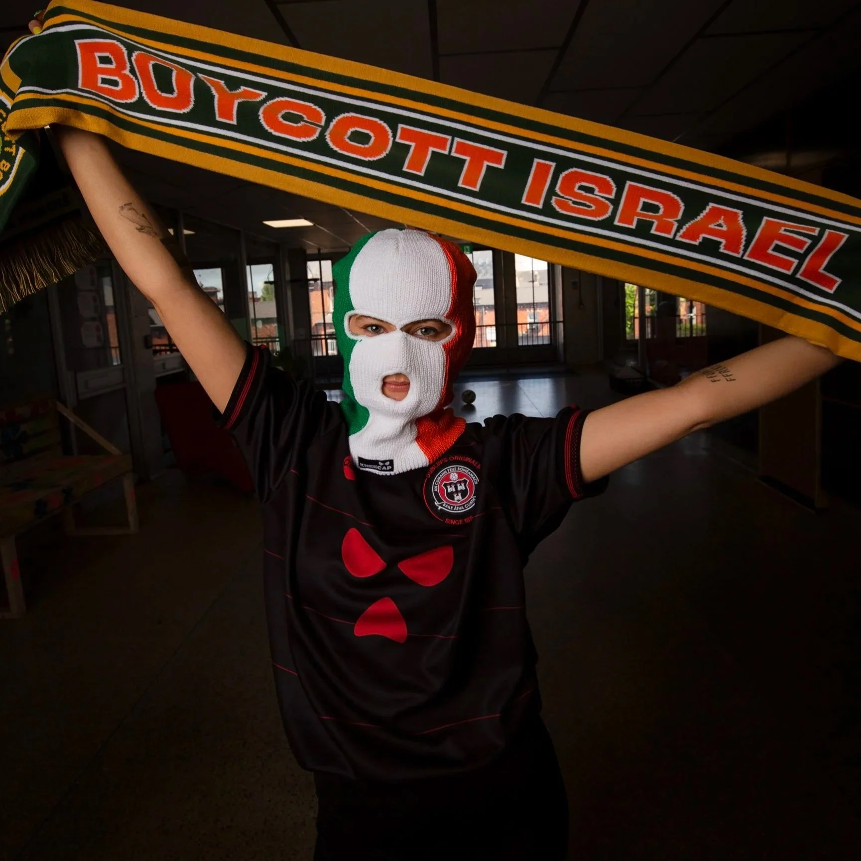 nimhur+scarf+Bla%CC%81thnaid+Ni%CC%81+Mhurchu%CC%81+and+Kneecap+boycott+israel.jpg